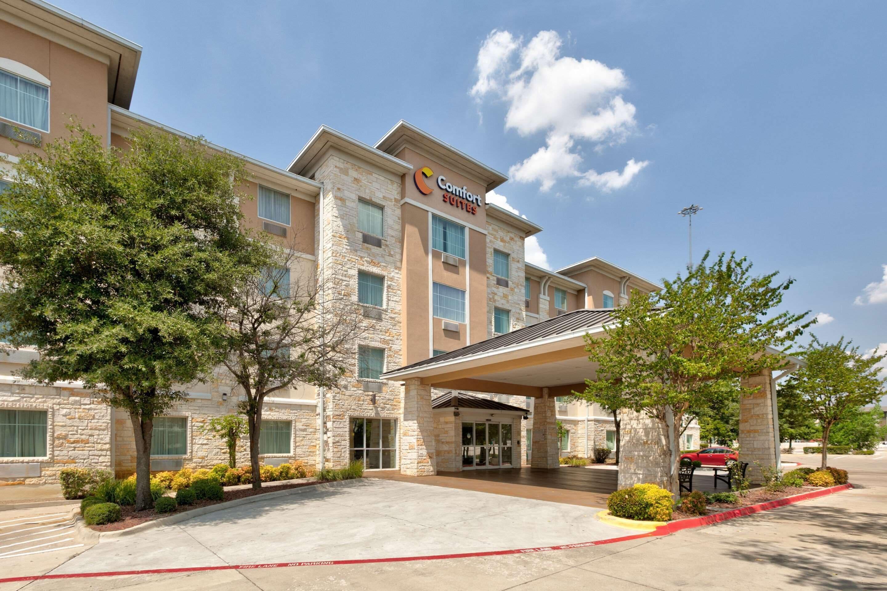 Staying Near Hurricane Harbor: 11 Budget Hotels Compared