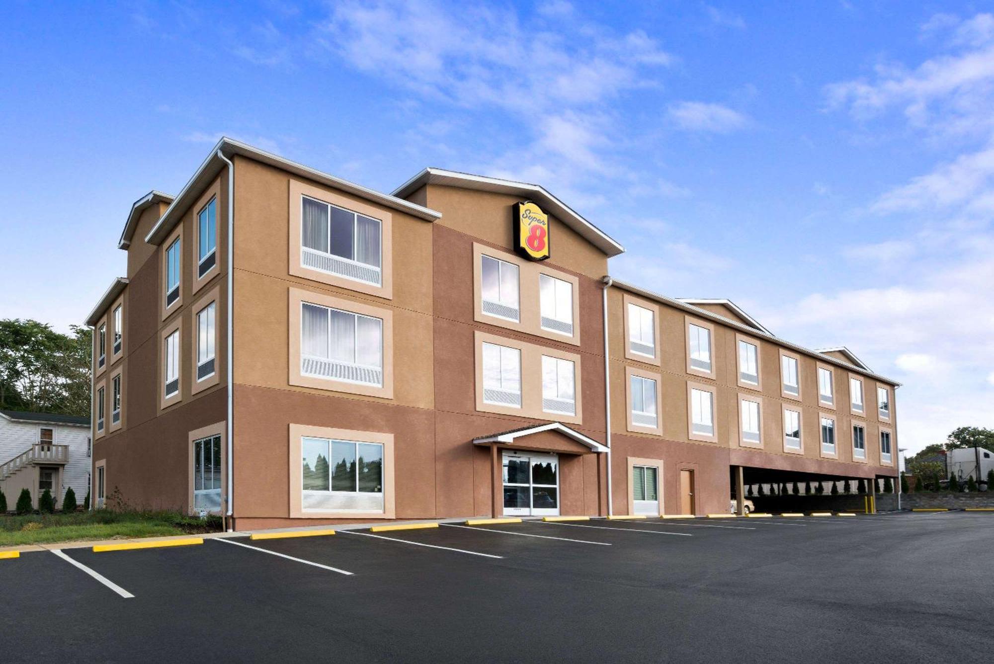 Staying Near Giant Center: 4 Business Hotels Compared