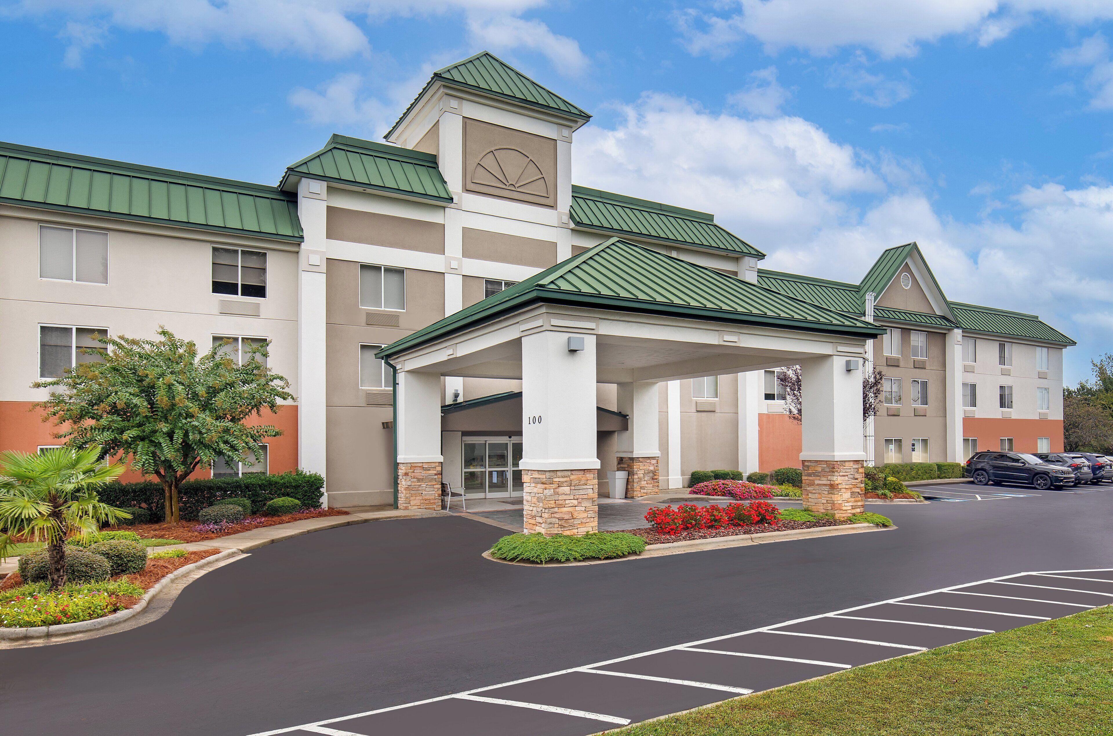 Where to Stay Near Bessemer City Recreation Ofc: 4 Top 3-Star Hotels