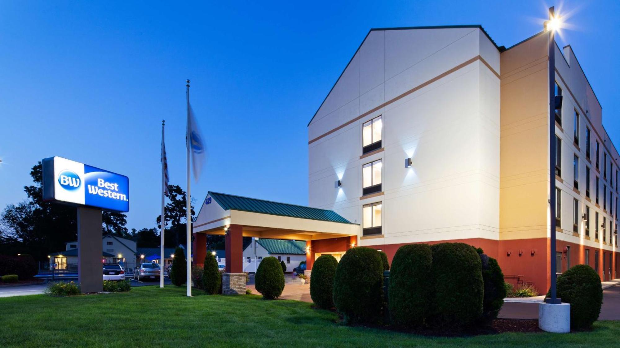Where to Stay Near Springfield Library: 4 Solo Traveler Hotels
