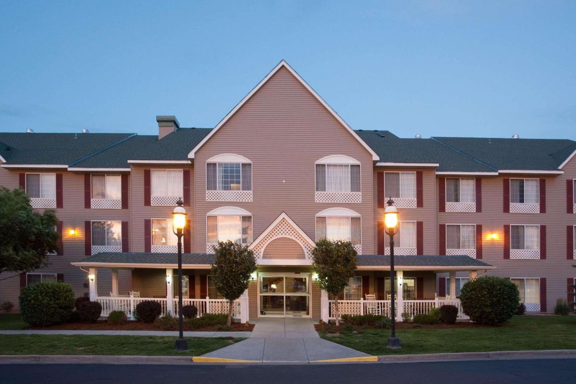 8 Budget Hotels Near Island Grove Event Center That Deliver Value