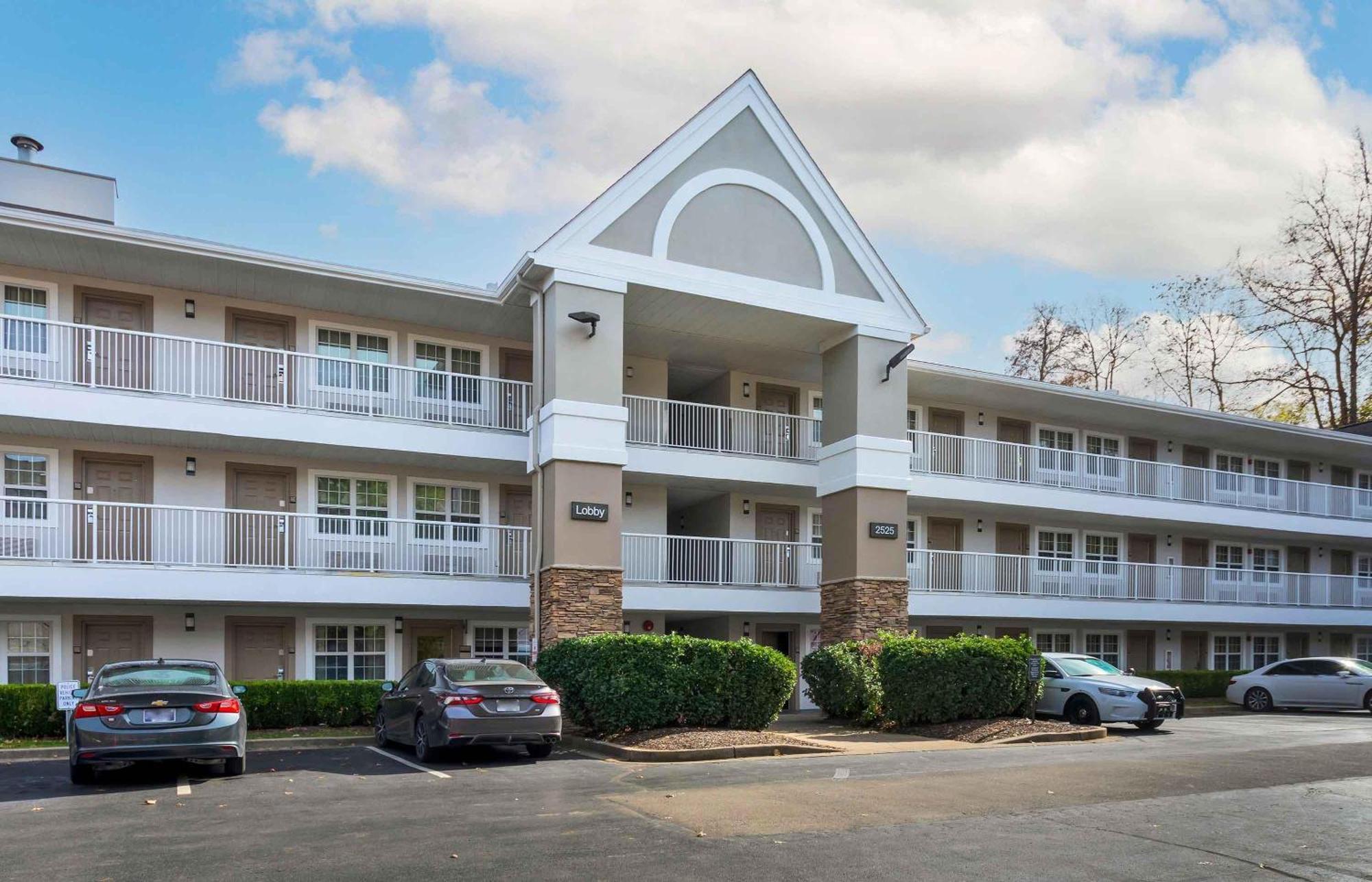 Staying Near Nashville Zoo: 7 Airport Hotels Compared