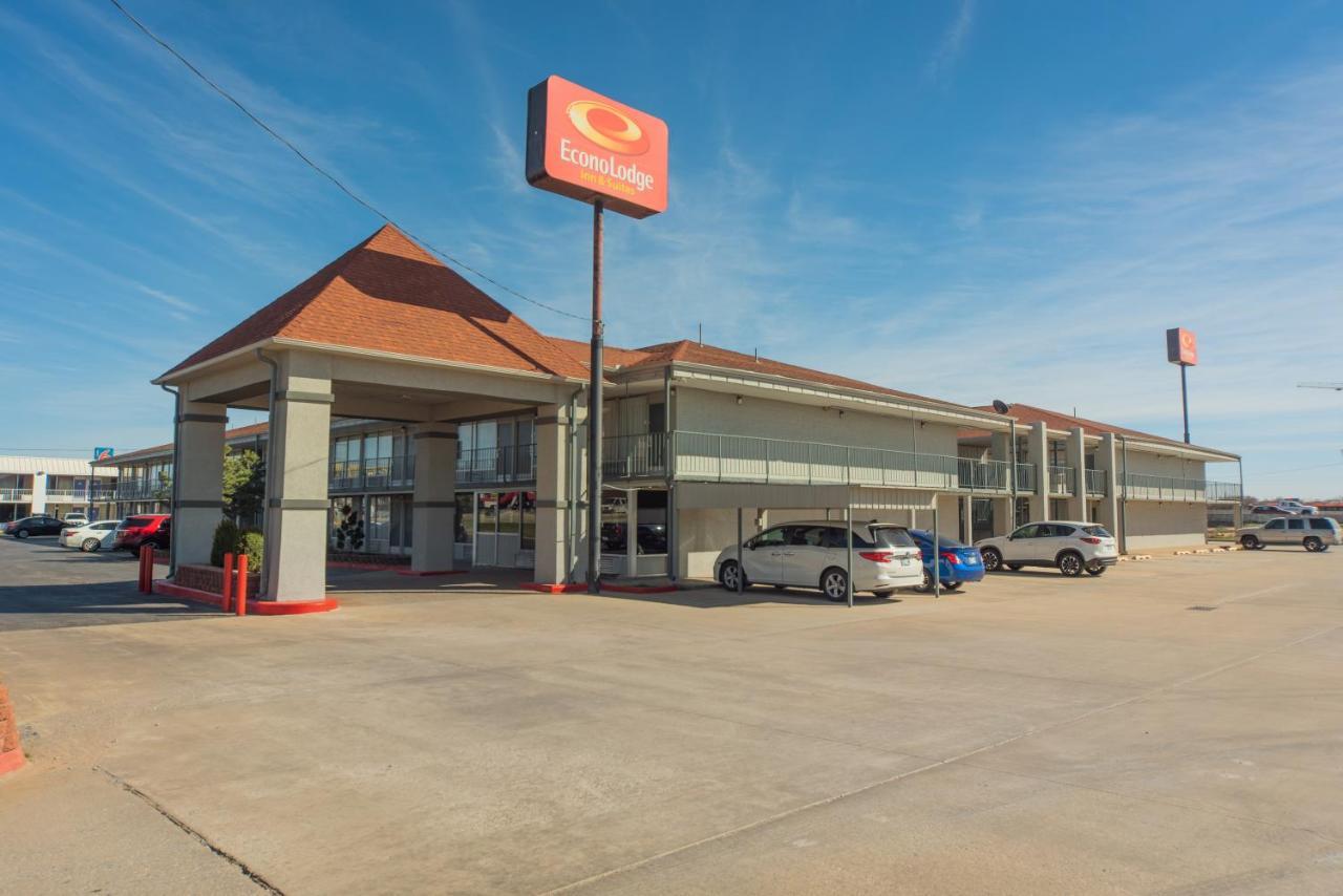 7 Cheap Hotels Near Oak Brook Shopping Center That Deliver Value