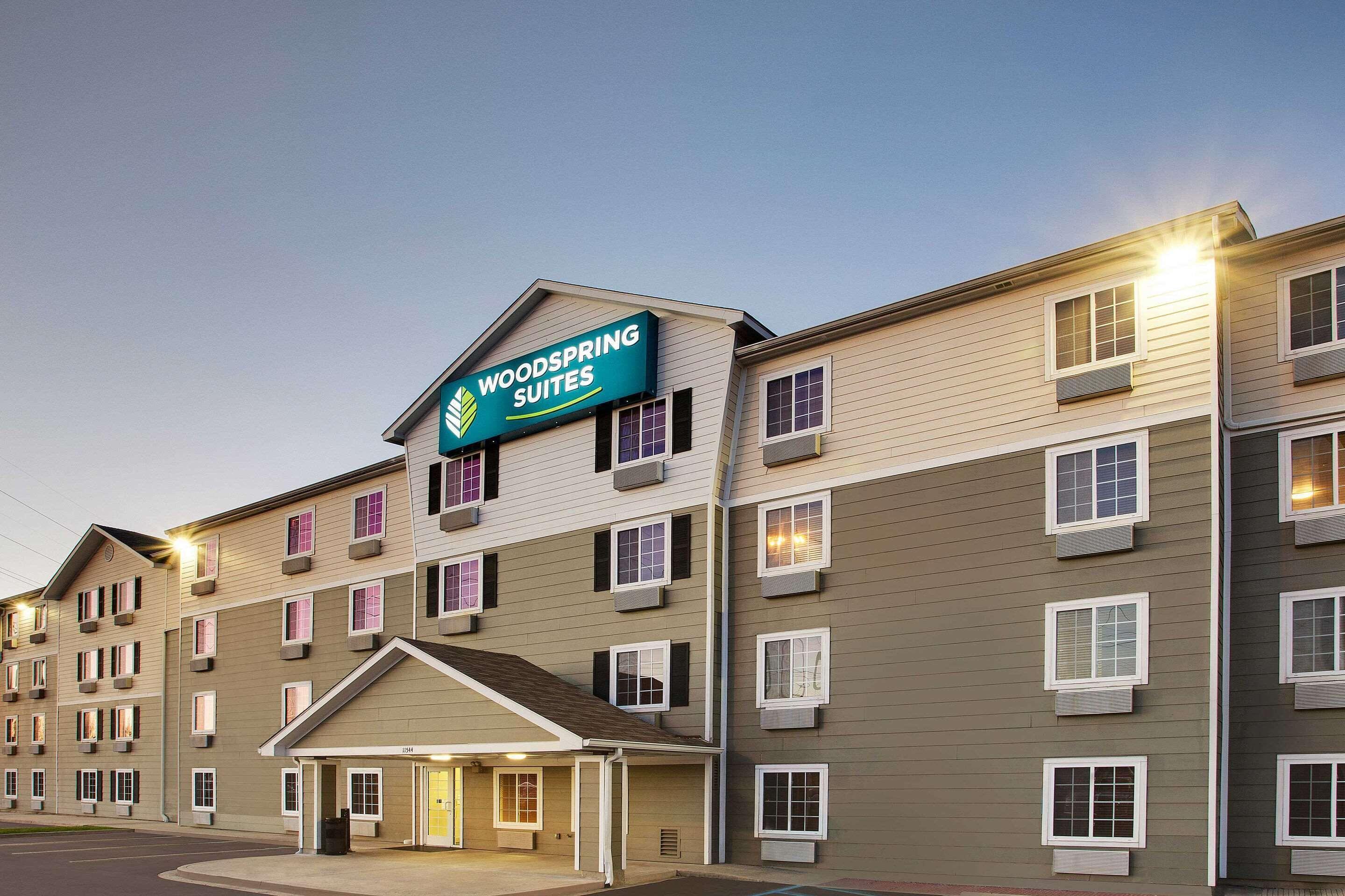Staying Near Acadian Perkins Plaza: 5 Budget Hotels Compared