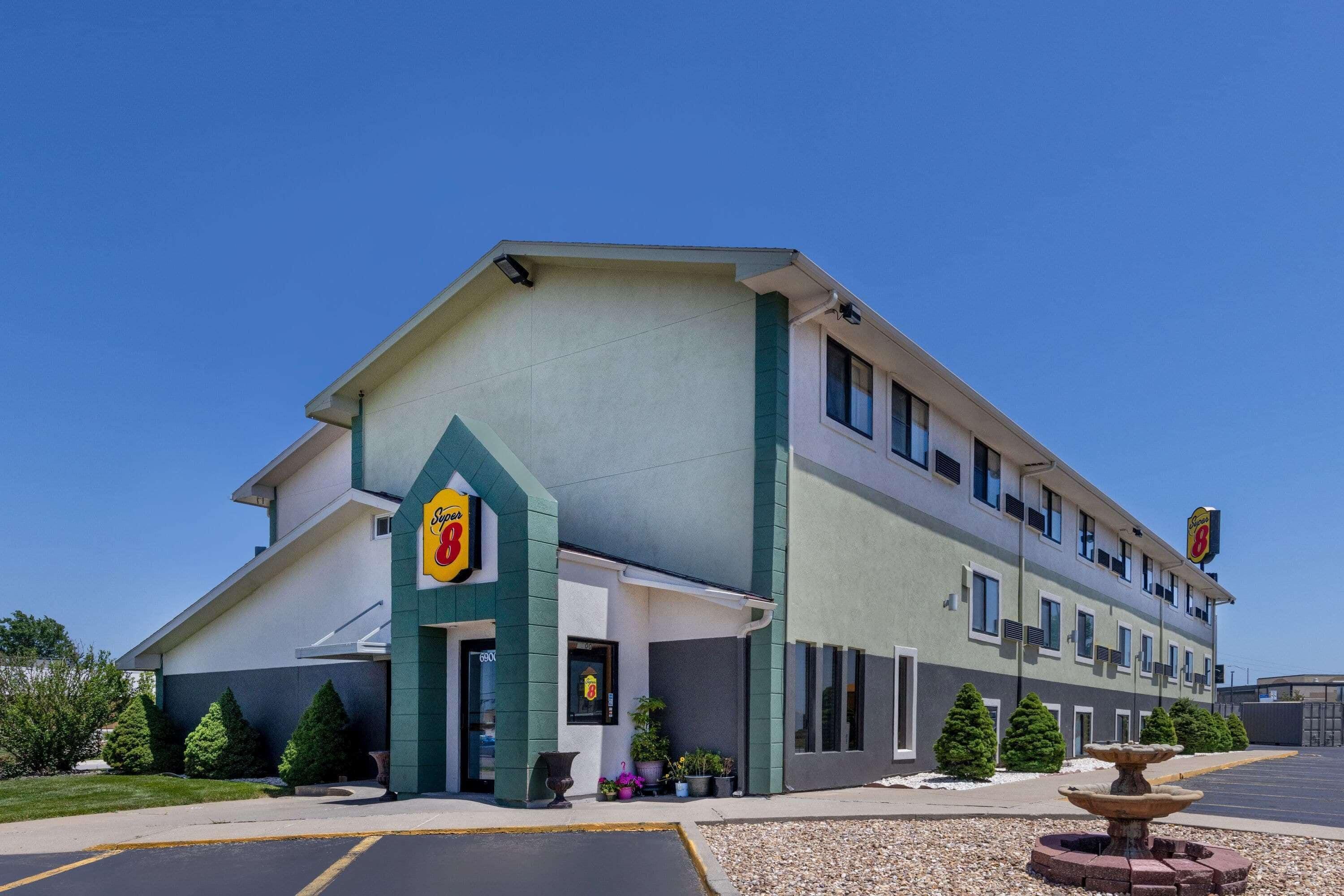 5 Budget Hotels Near Lake Waukomis for Easy Kansas City Access