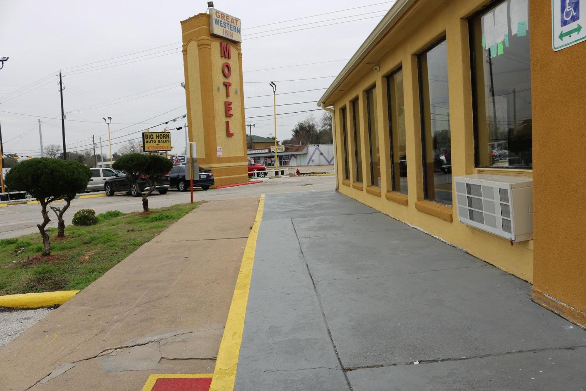Staying Near Tilt Family Entertainment: 5 Budget Hotels Compared