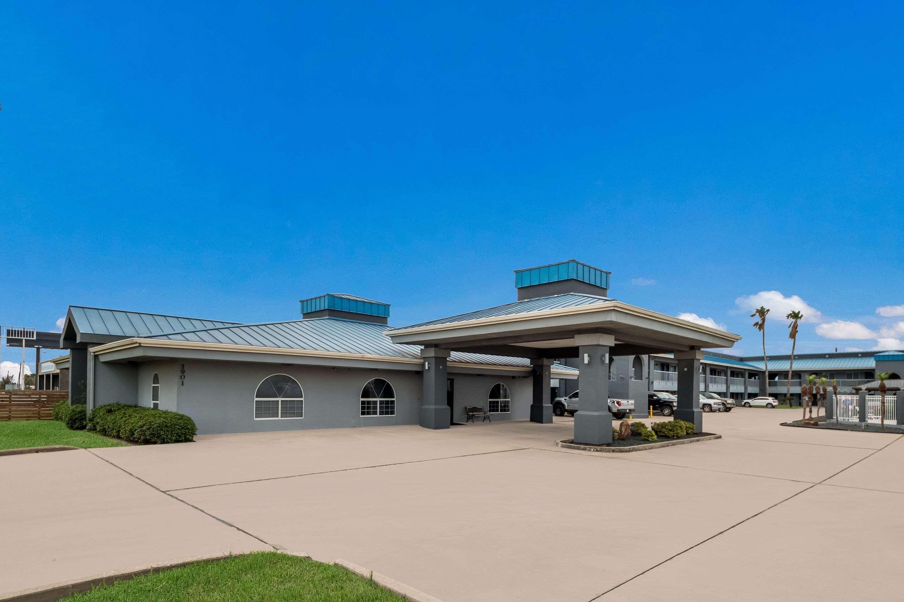 Staying Near Casa Linda Park: 4 Budget Hotels Compared