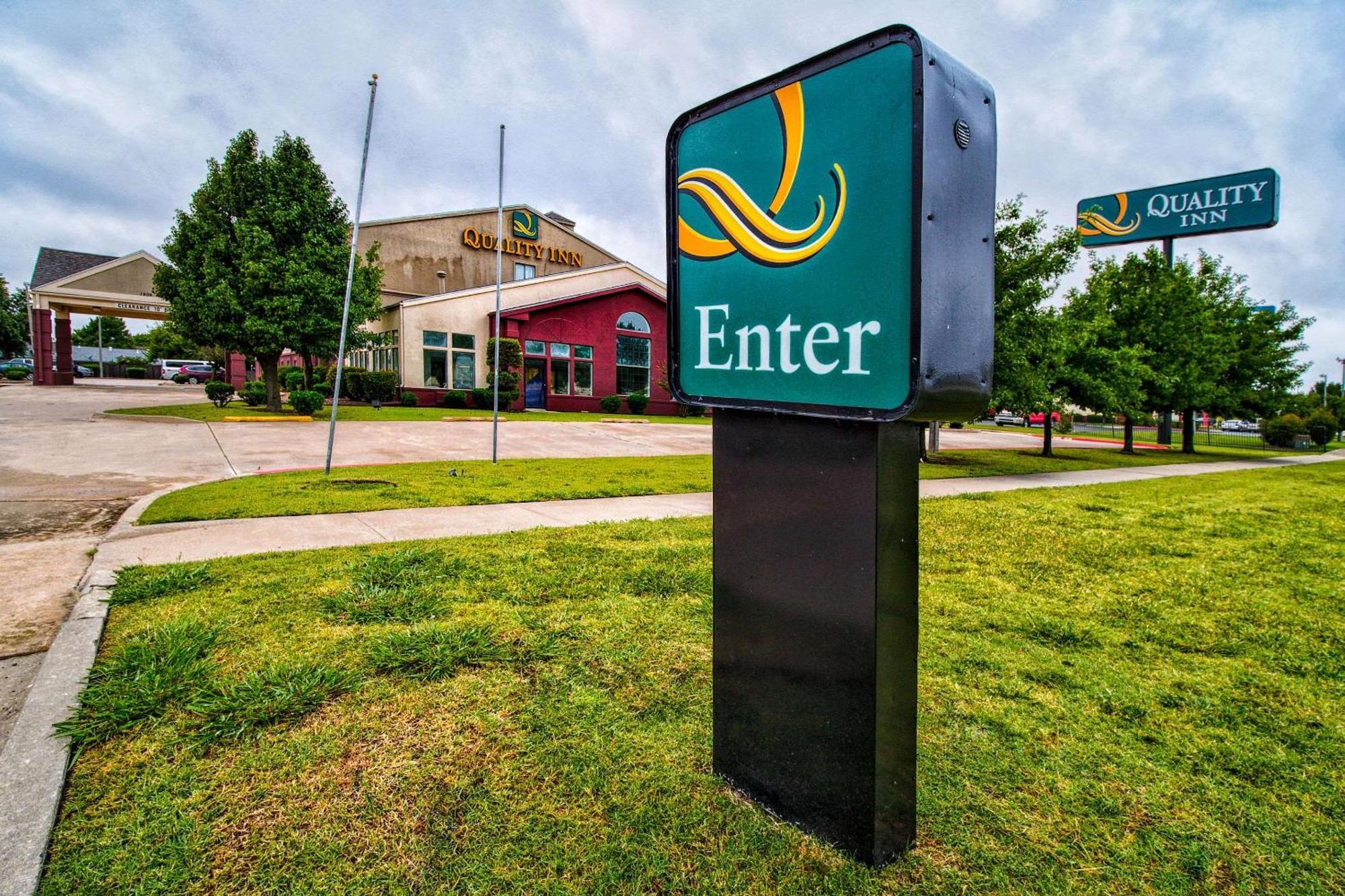Staying Near Trosper Park: 4 Budget Hotels Compared