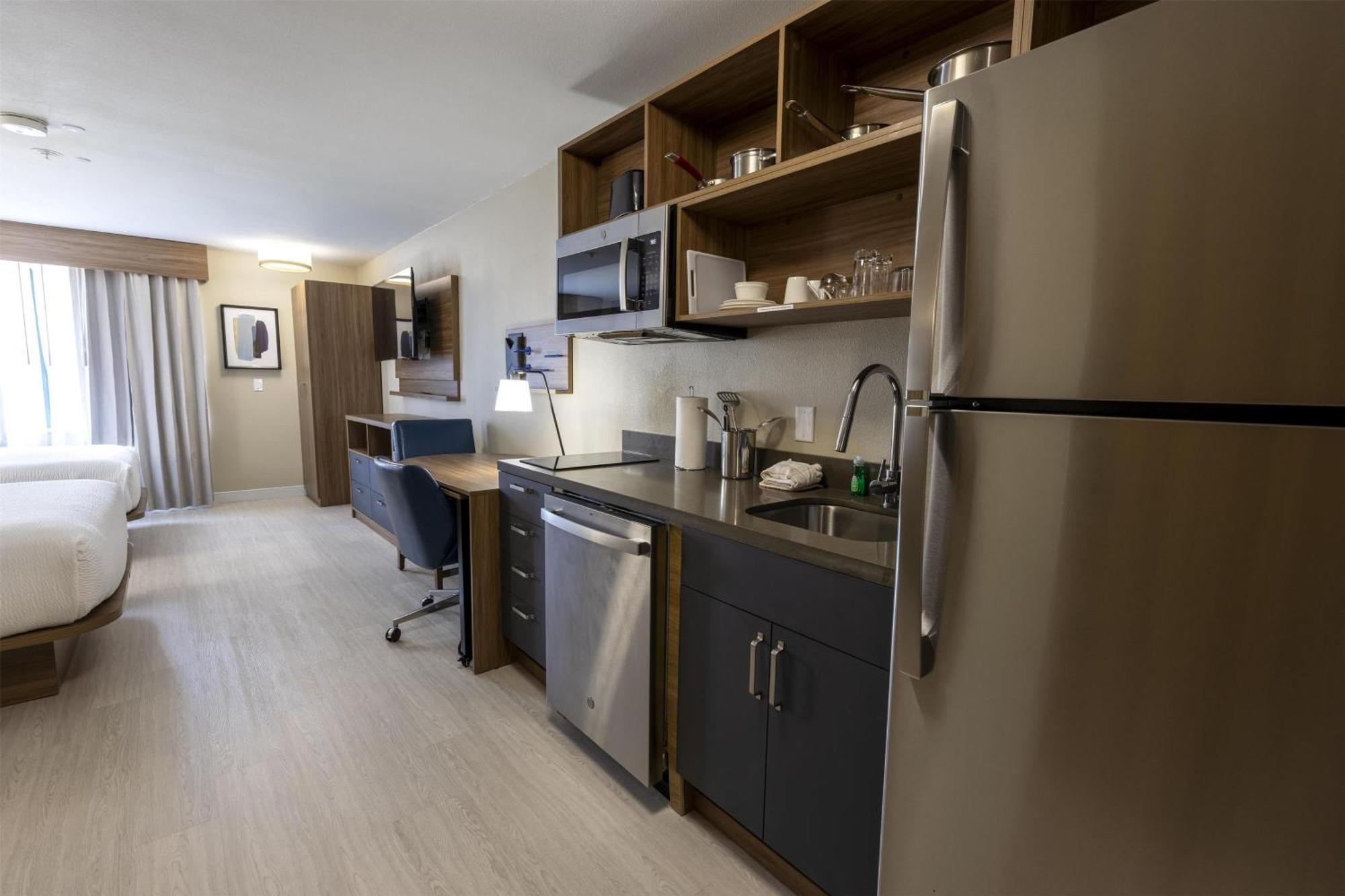 Where to Stay Near Theatre League of LA: 4 Airport Hotels