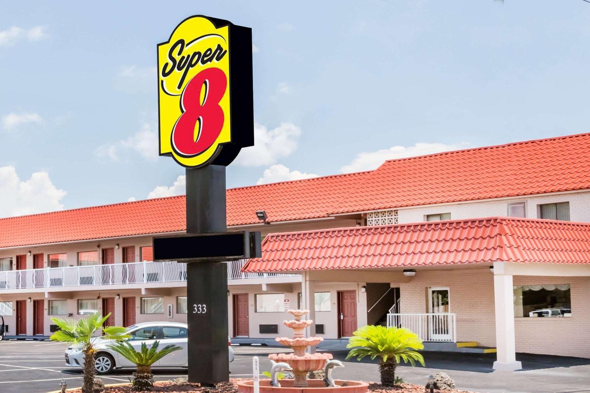 4 Budget Hotels Close to Fenway Park Batting Cages, Fort Walton Beach