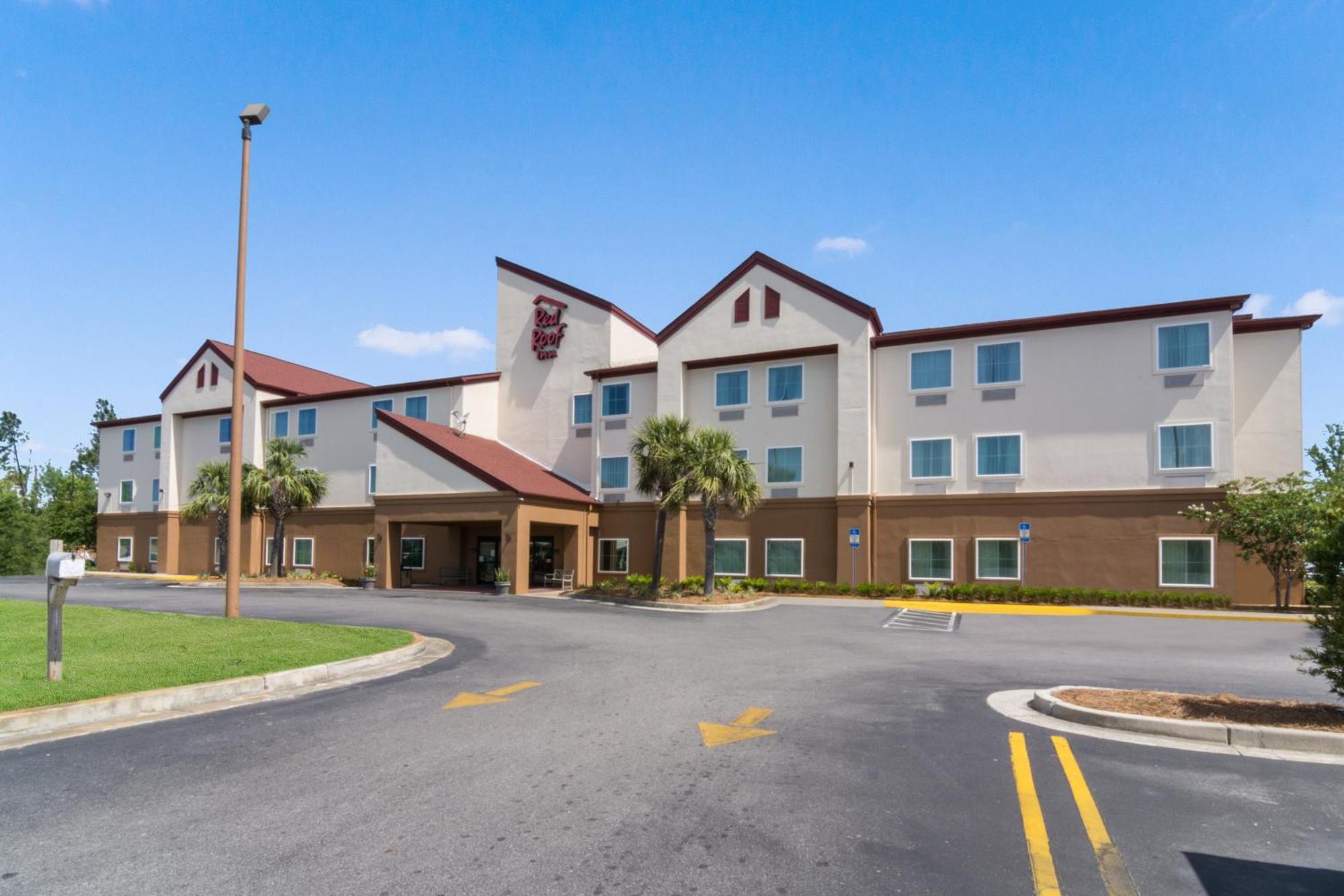 Where to Stay Near Hydrospace: 4 Family Hotels Compared