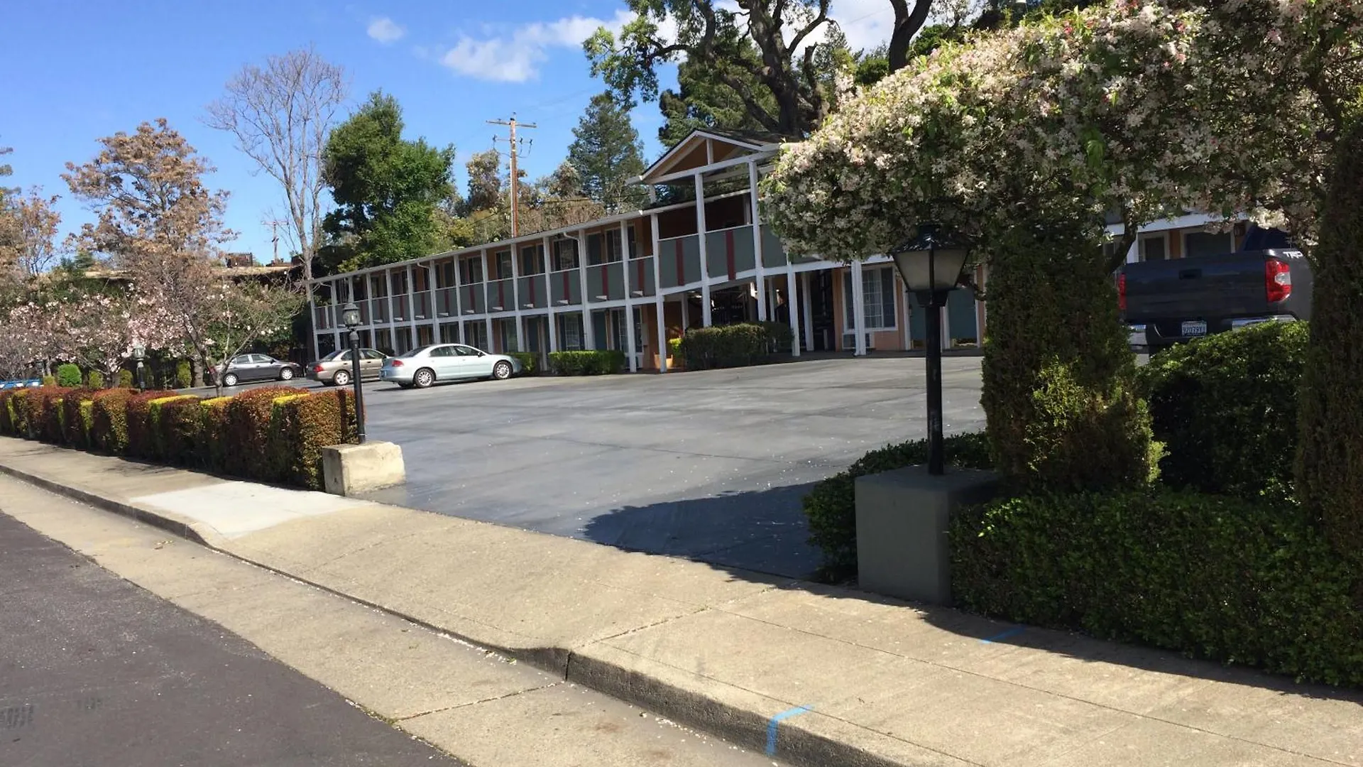 Where to Stay Near Mountain View Performing Arts: 6 Budget Hotels