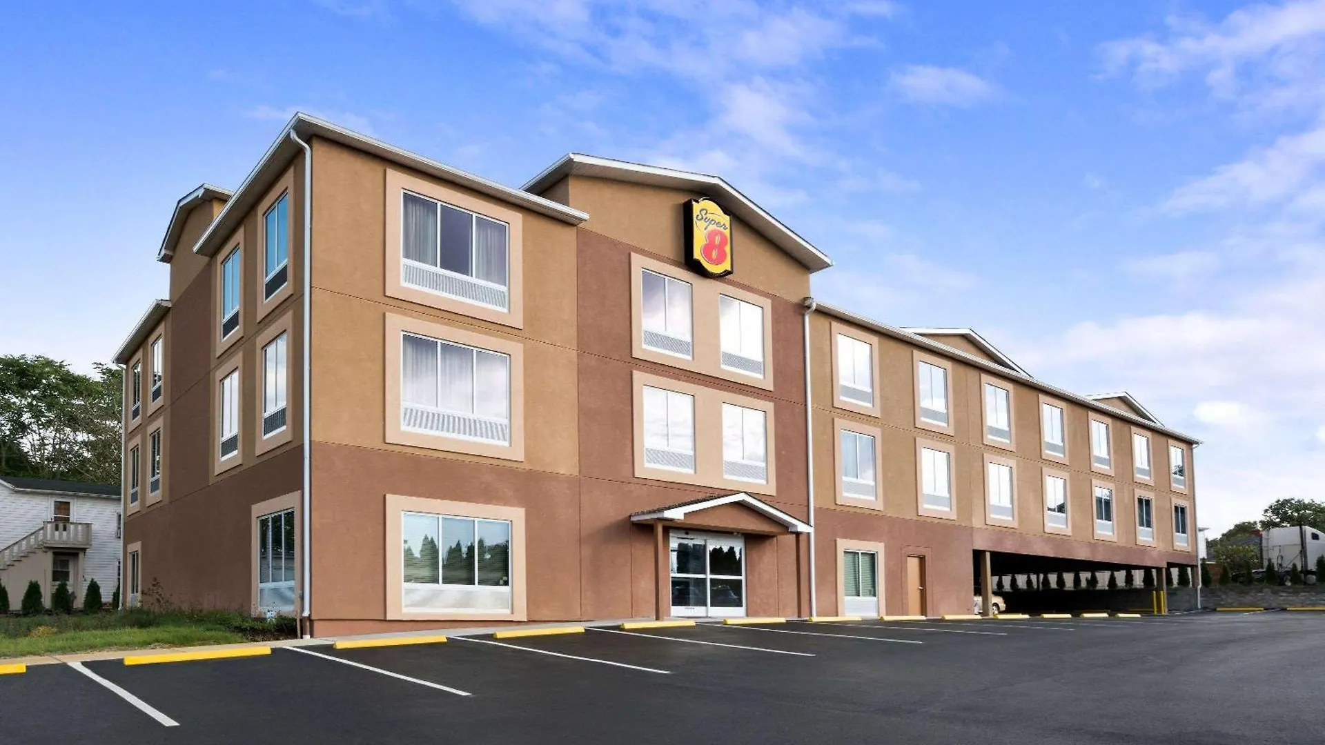 Staying Near Giant Center: 4 Business Hotels Compared