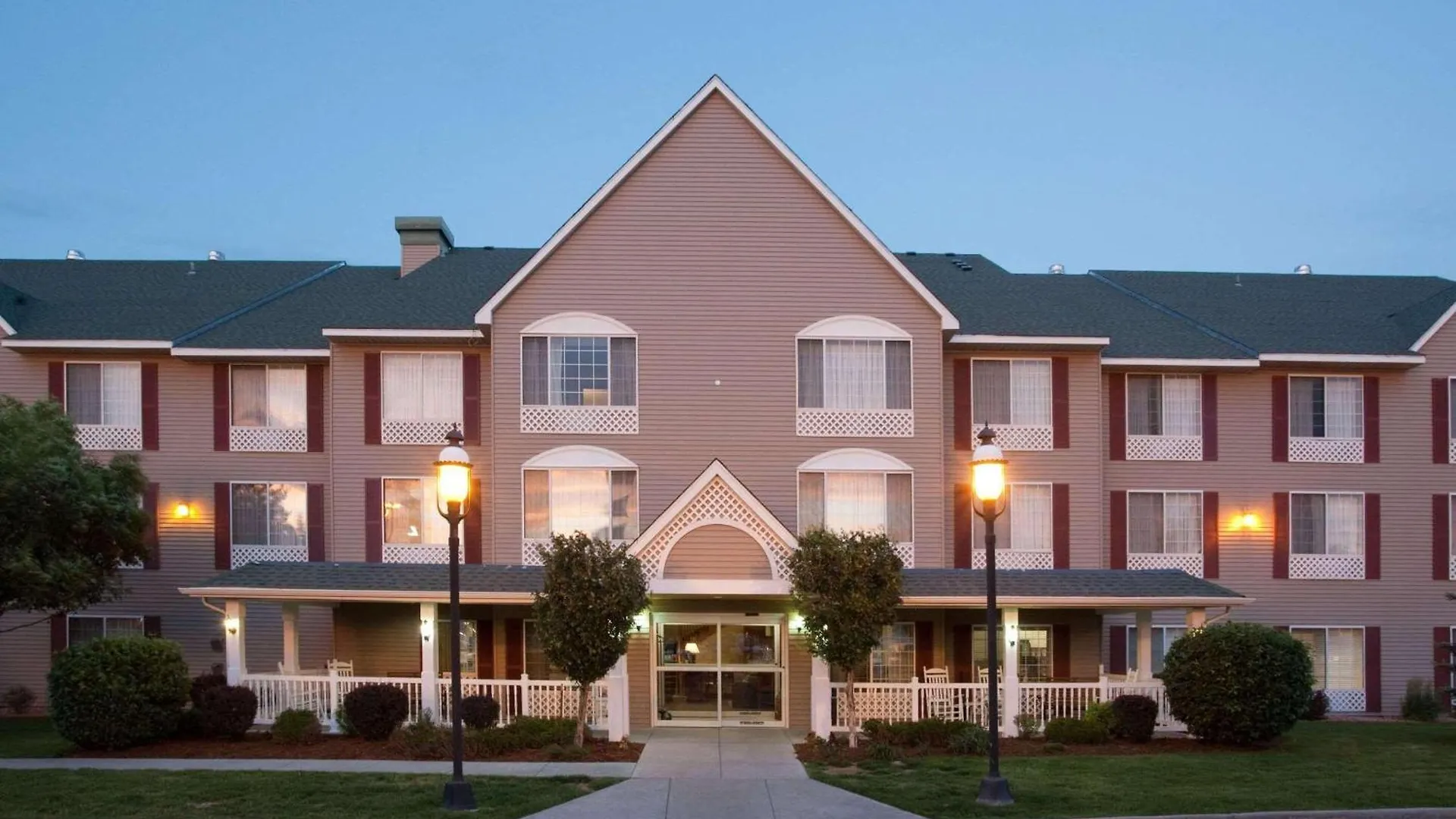 8 Budget Hotels Near Island Grove Event Center That Deliver Value
