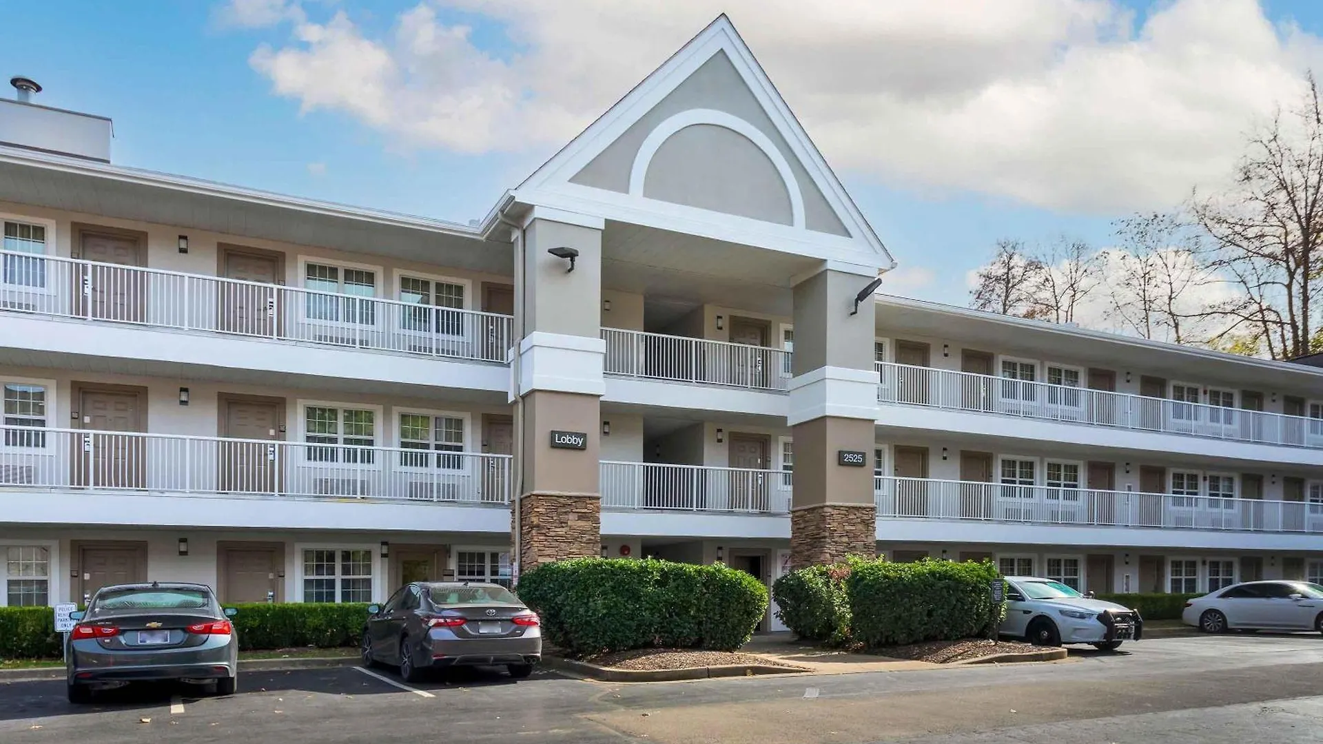 Staying Near Nashville Zoo: 7 Airport Hotels Compared