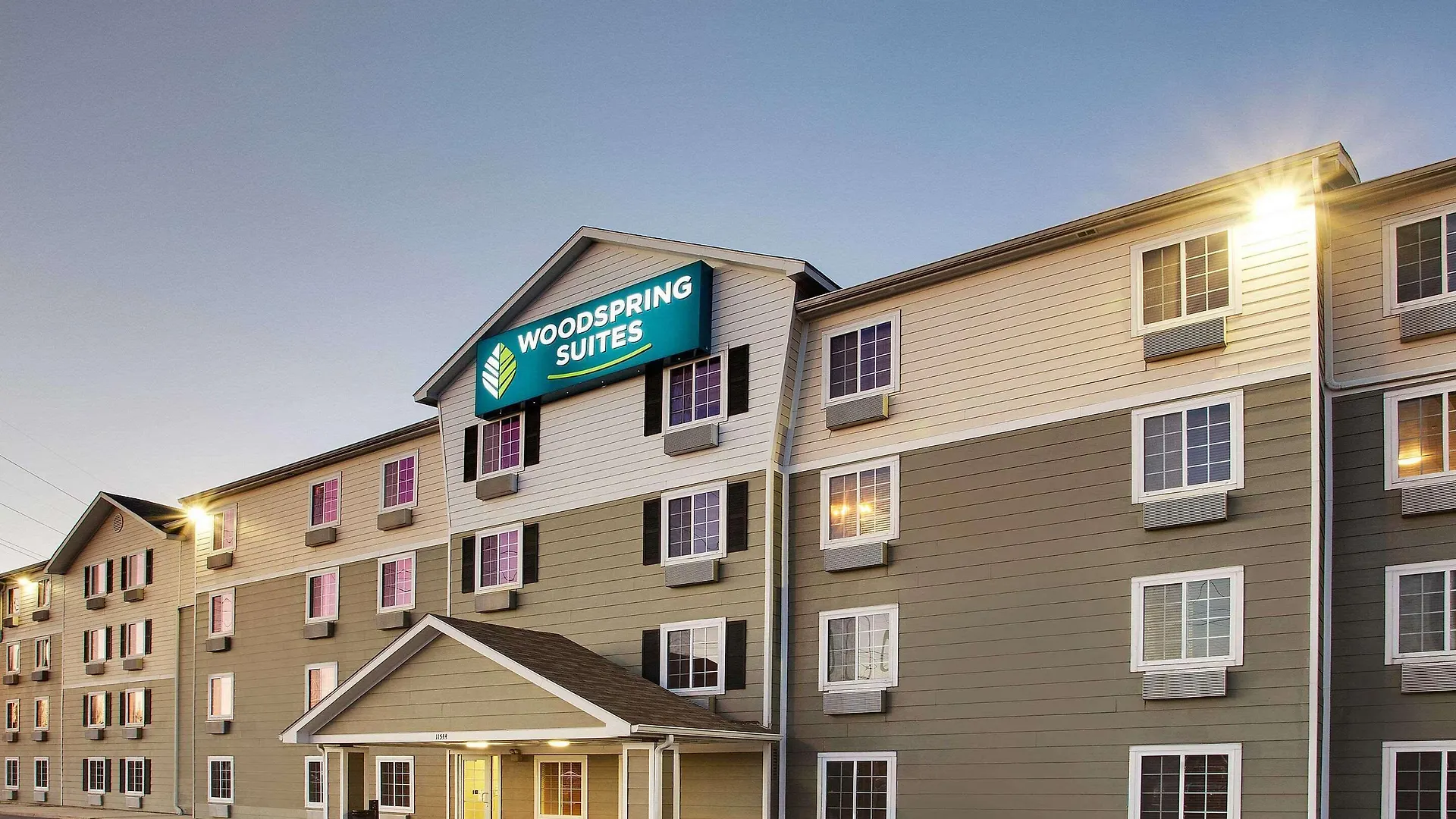 Staying Near Acadian Perkins Plaza: 5 Budget Hotels Compared