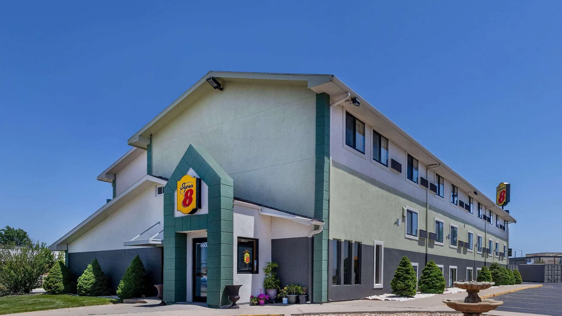 5 Budget Hotels Near Lake Waukomis for Easy Kansas City Access