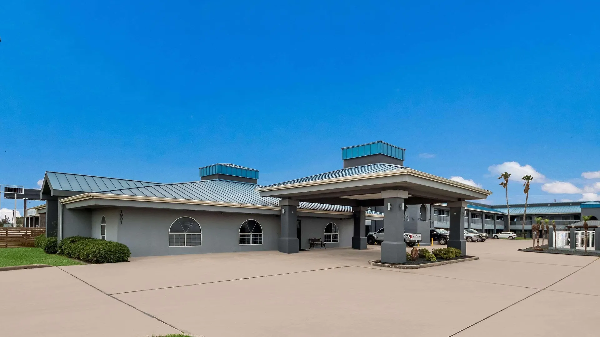 Staying Near Casa Linda Park: 4 Budget Hotels Compared