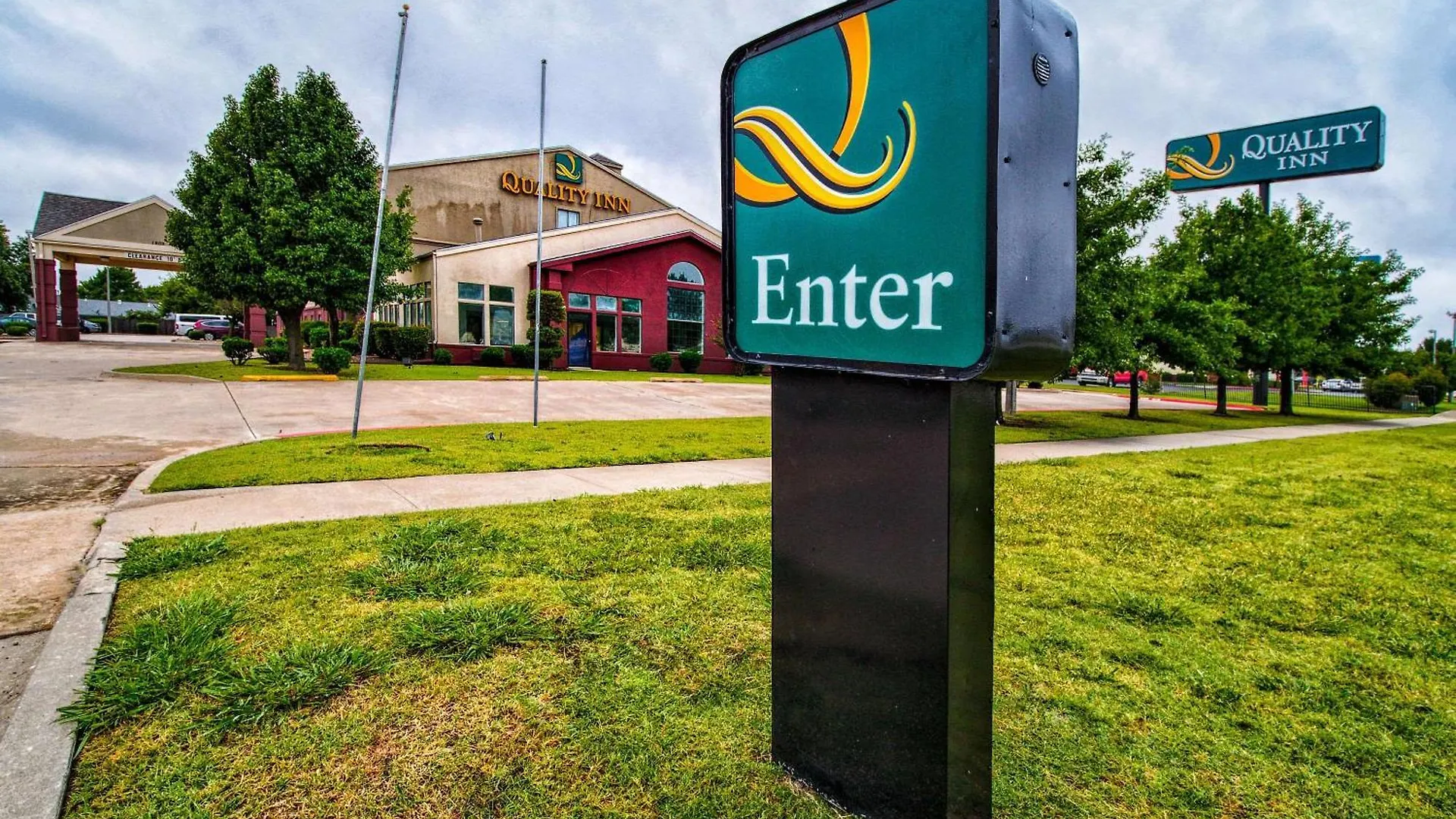 Staying Near Trosper Park: 4 Budget Hotels Compared