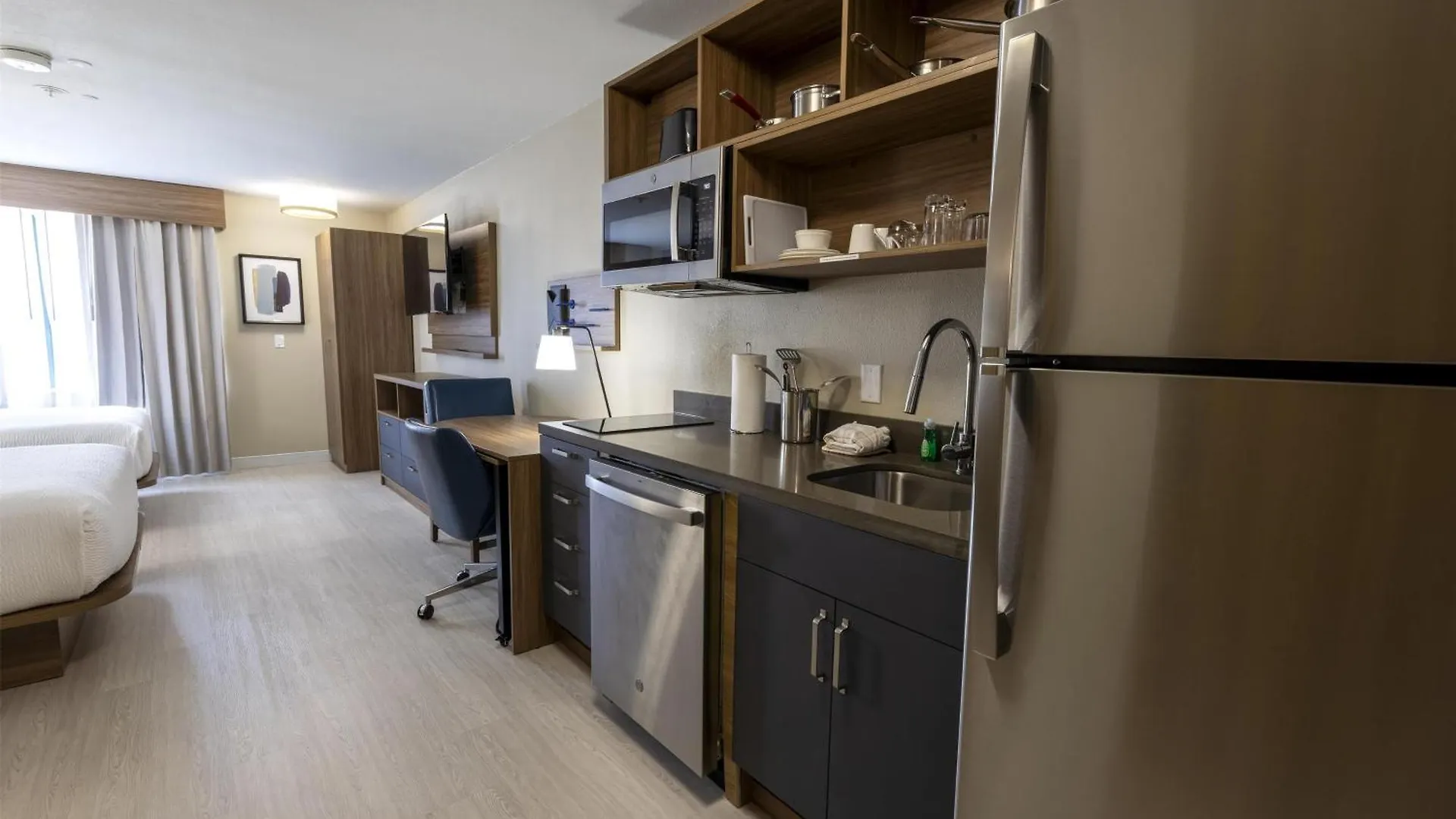 Where to Stay Near Theatre League of LA: 4 Airport Hotels