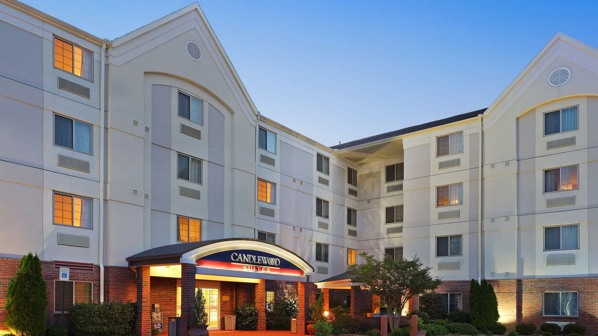 Staying Near Arkansas Heart Hospital: 4 Business Hotels Compared
