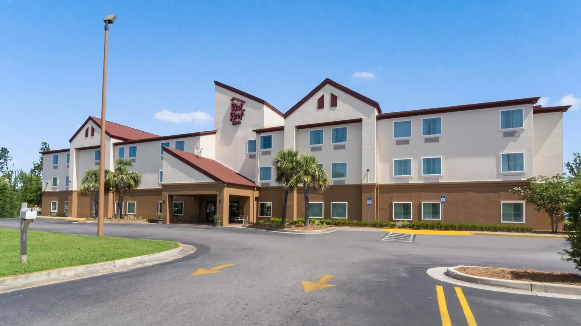 Where to Stay Near Hydrospace: 4 Family Hotels Compared