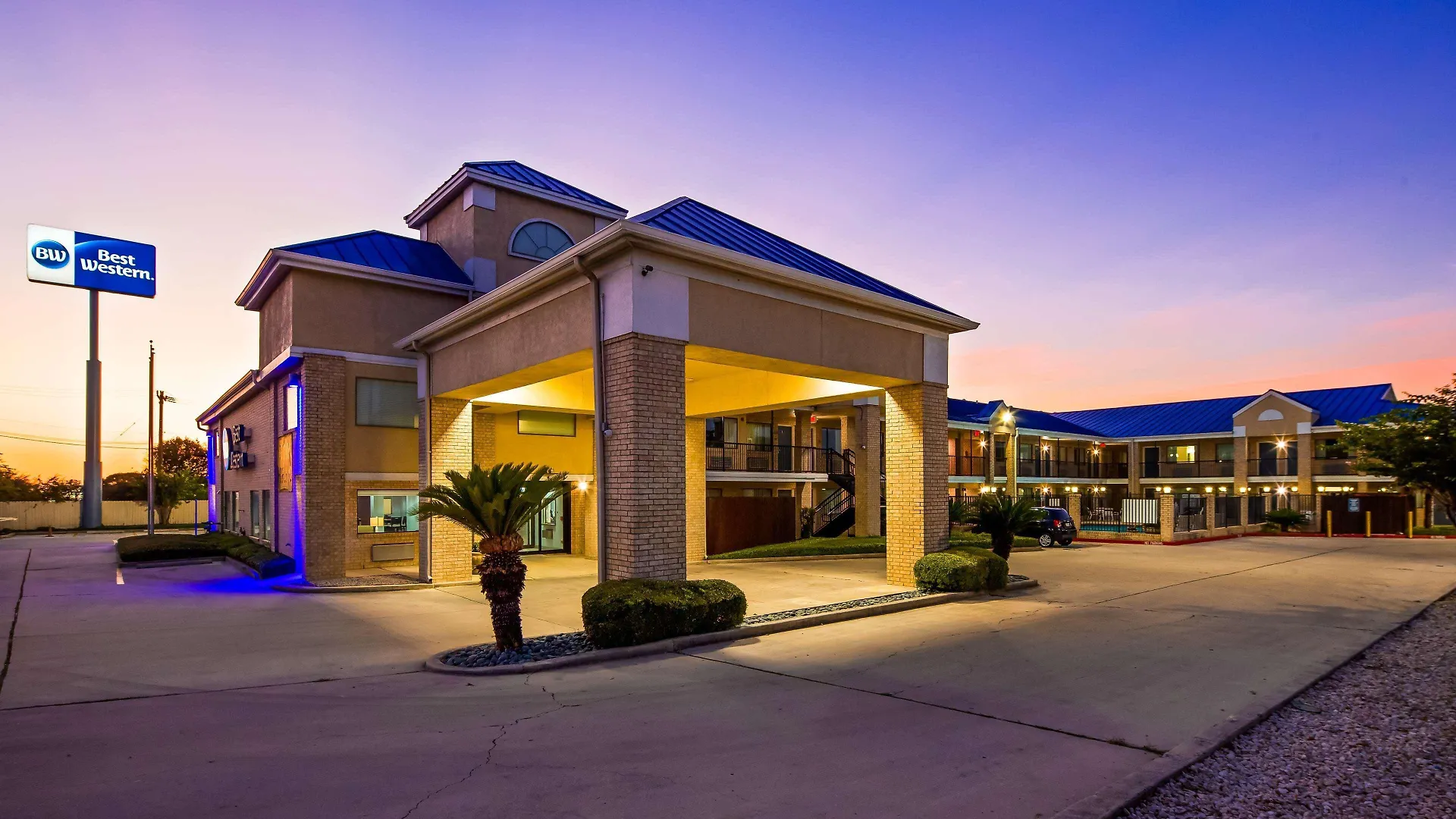 Staying In North San Antonio: 12 Three-Star Hotels Compared