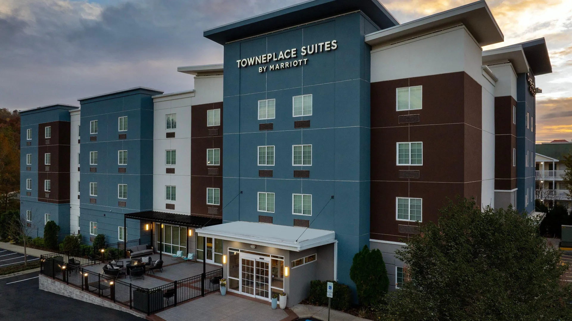 15 Business Hotels Near Brookwood Village for Corporate Stays