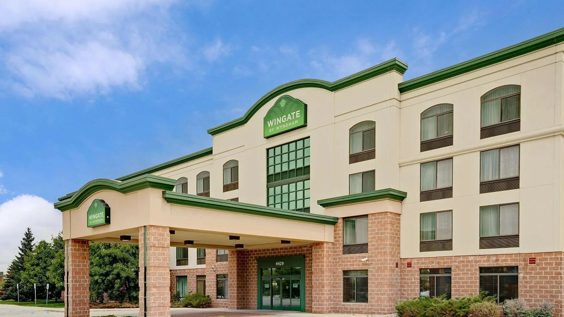 13 Airport Hotels Near West Acres Mall That Deliver