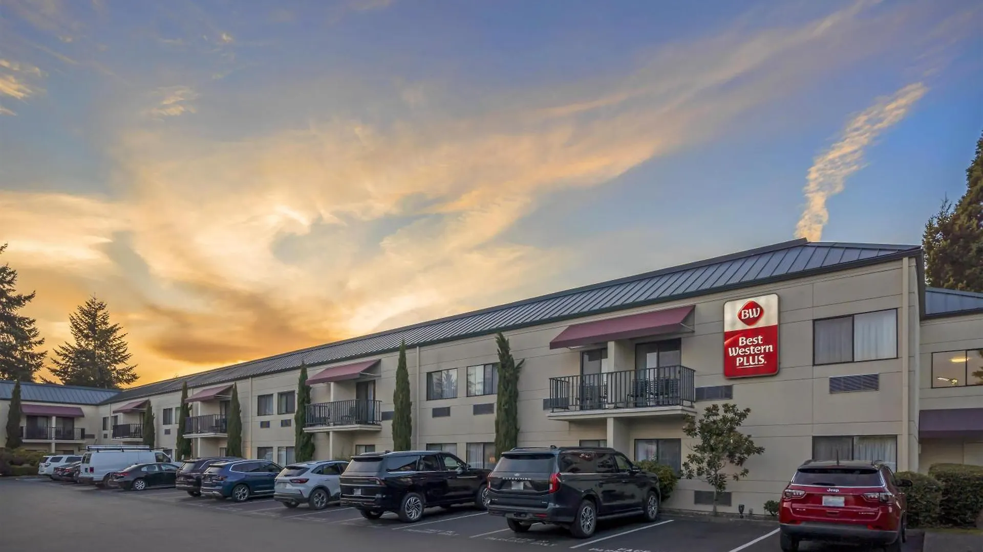 8 Airport Hotels Close to Tyee Valley Golf Course