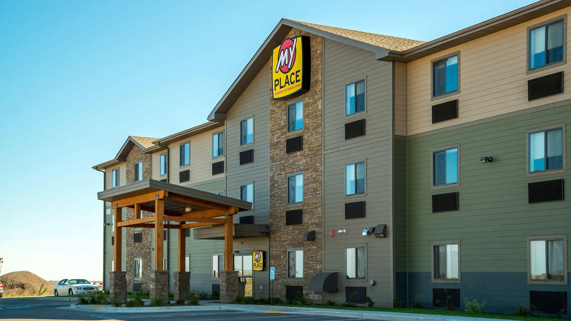 Staying Near Rushmore Mall: 8 Golf Hotels Compared