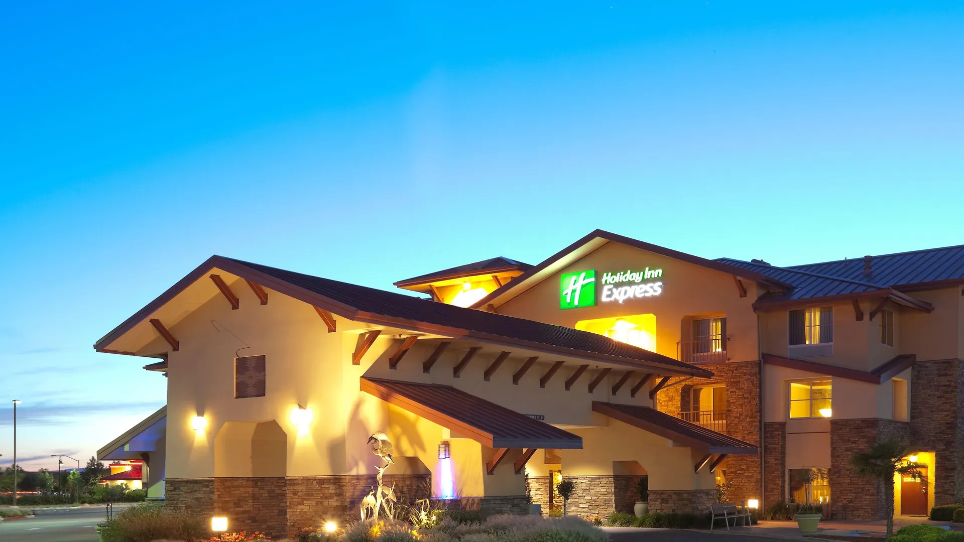 Staying In California & Nevada: 15 Holiday Inn Express Hotels Compared