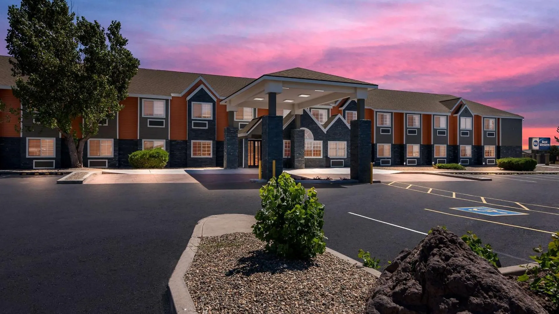 Staying in Arizona: 15 Three-Star Hotels Compared
