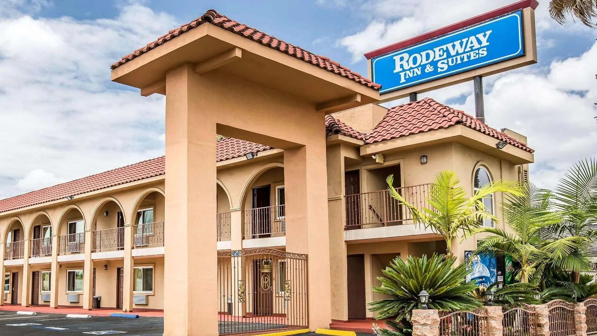 Where to Stay Near El Dorado Park: 9 Hotels Worth Booking
