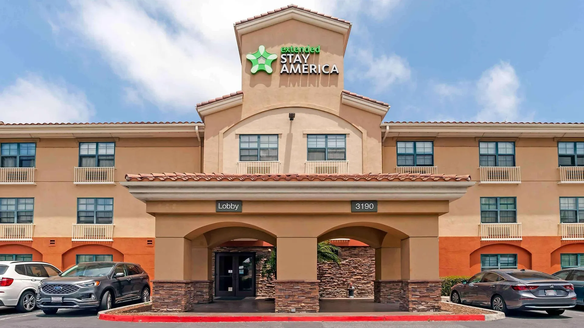 6 Affordable Hotels Close to Museum of Making Music