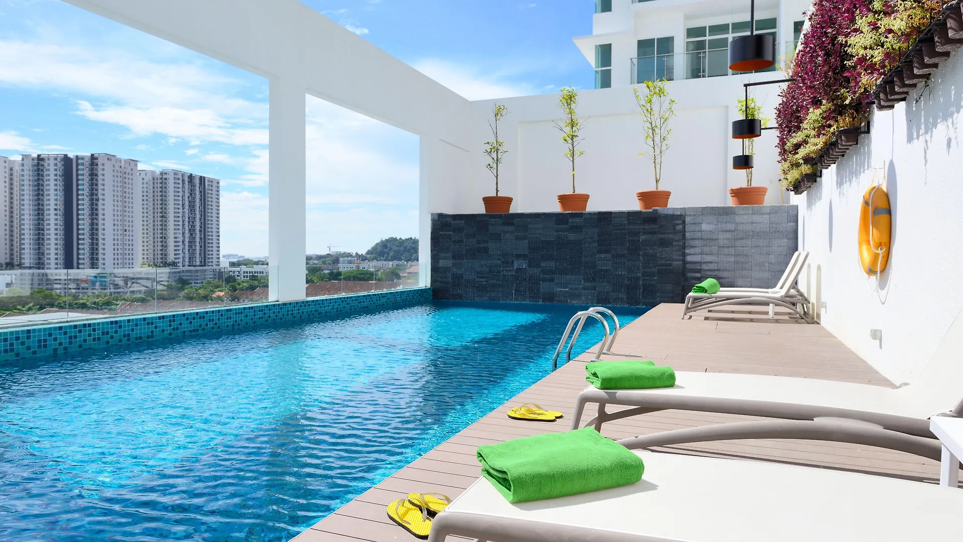 Where to Stay Near Kek Lok Si Temple: 4 Best Business Hotels