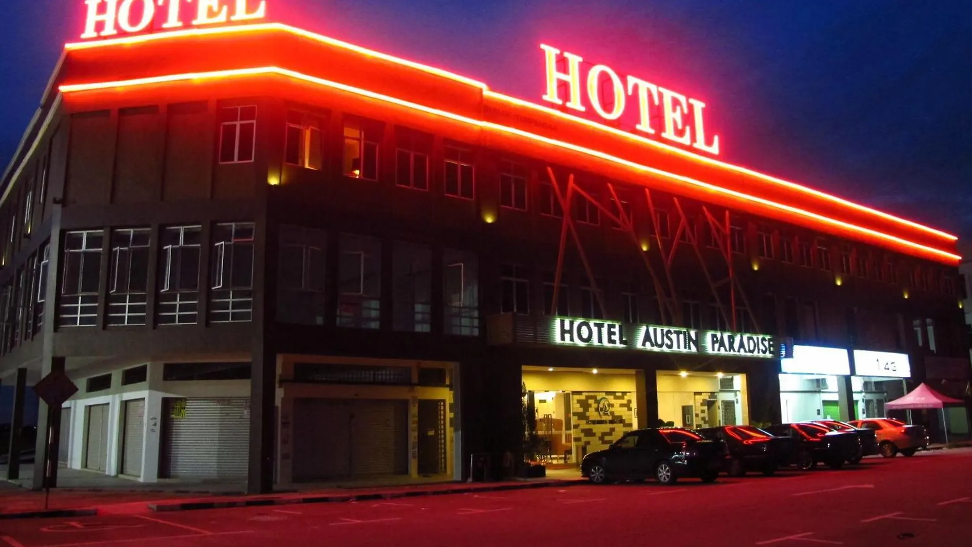 Where to Stay Near Holiday Plaza: 7 Best 3-Star Hotels