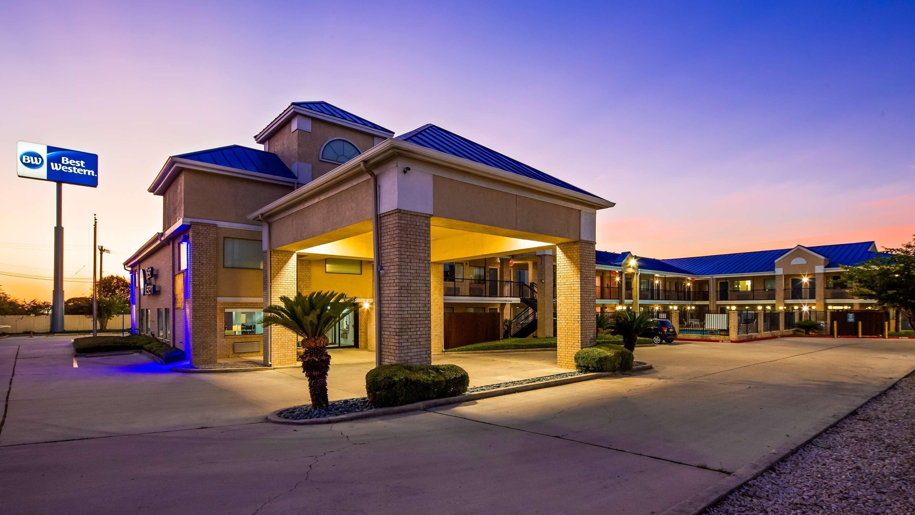 Staying In North San Antonio: 12 Three-Star Hotels Compared
