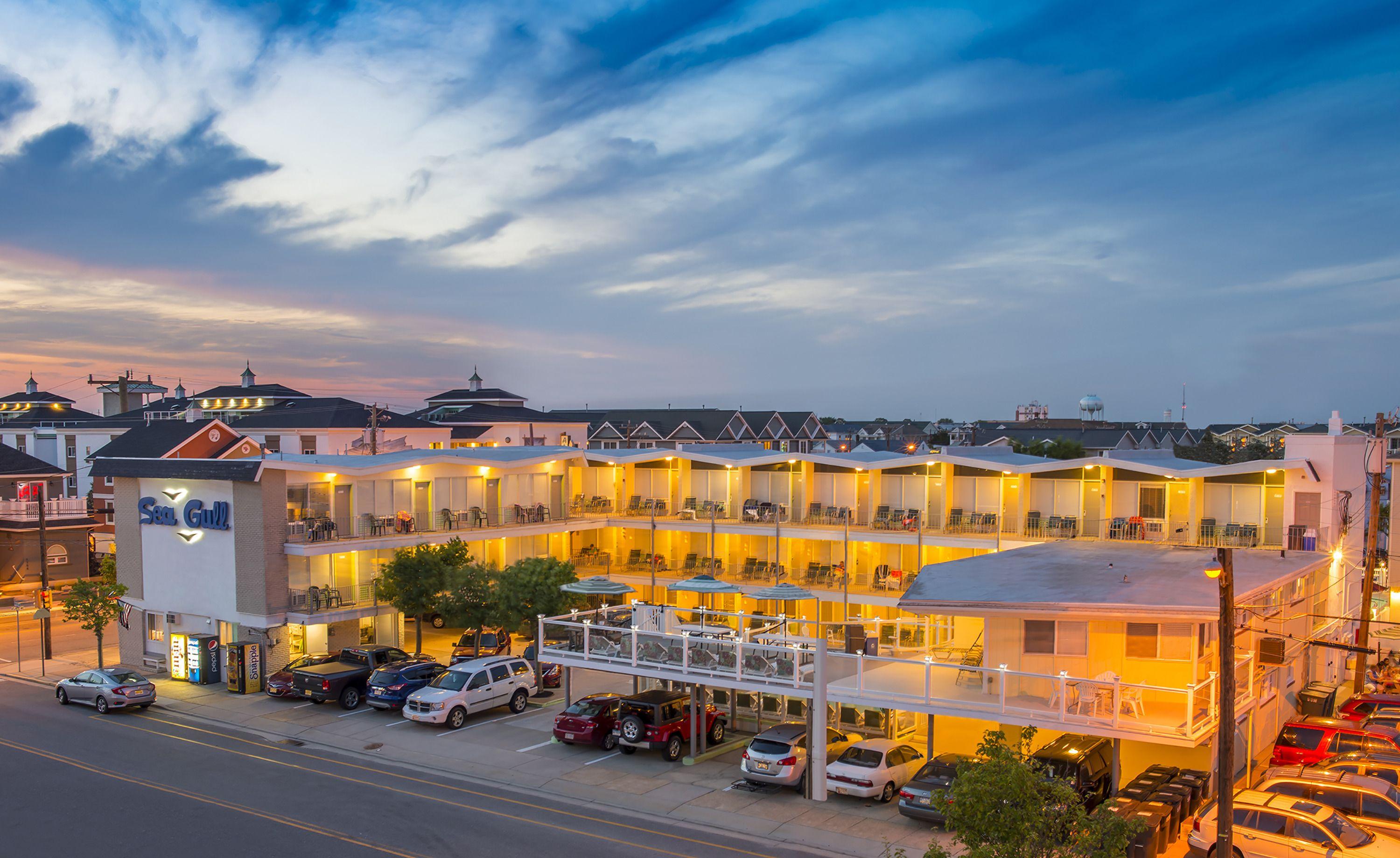 15 Central Hotels Near the Doo Wop Museum That Deliver