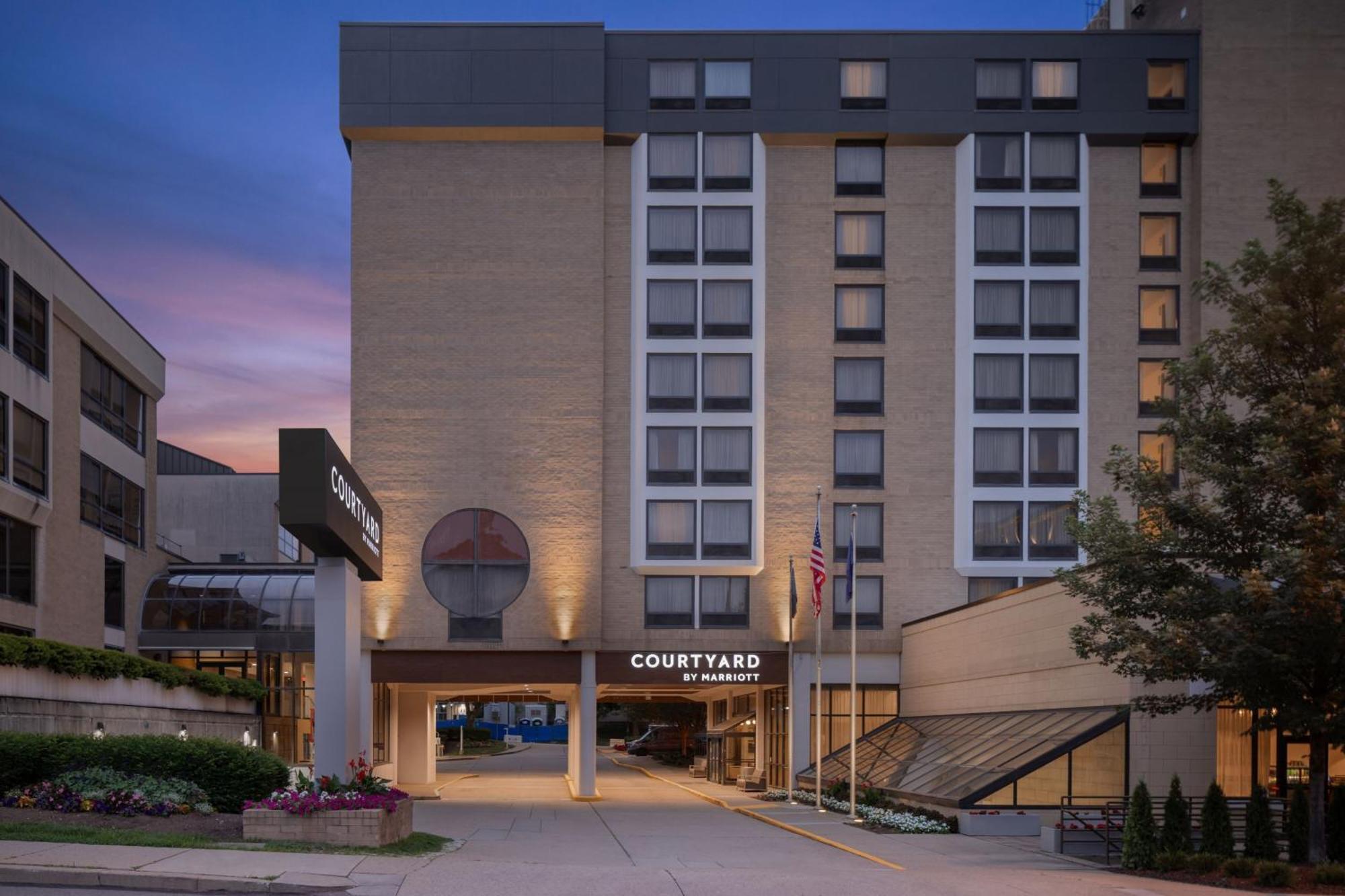 10 Central Pittsburgh Hotels Close to Pittsburgh Playhouse