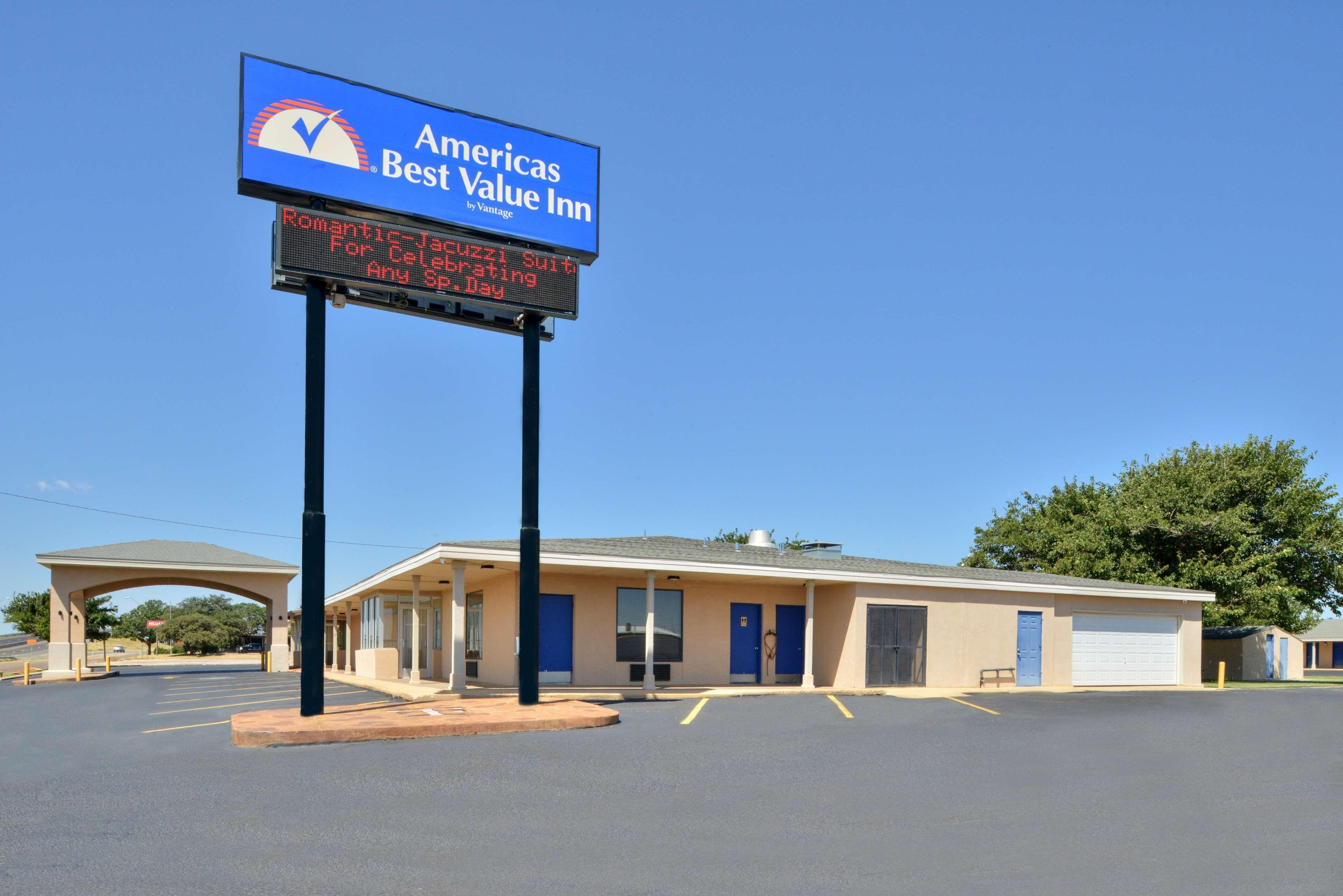 14 Business Hotels Near Lowery Field That Deliver