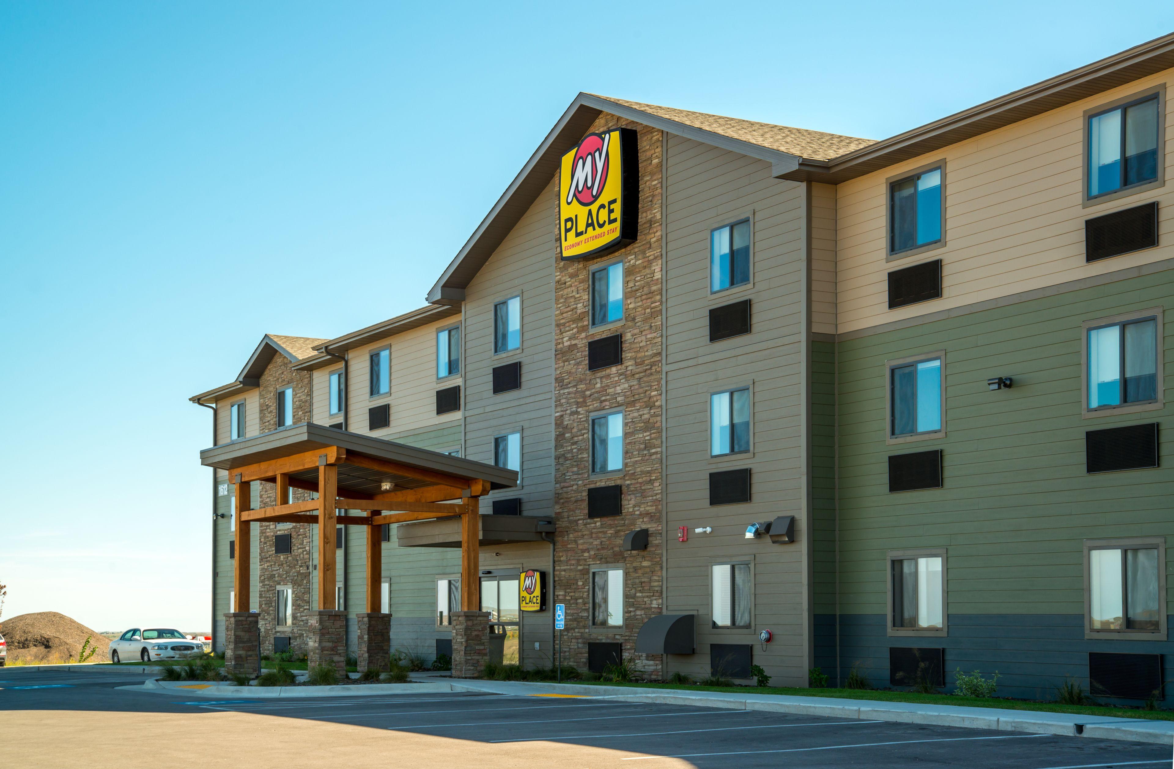 Staying Near Rushmore Mall: 8 Golf Hotels Compared