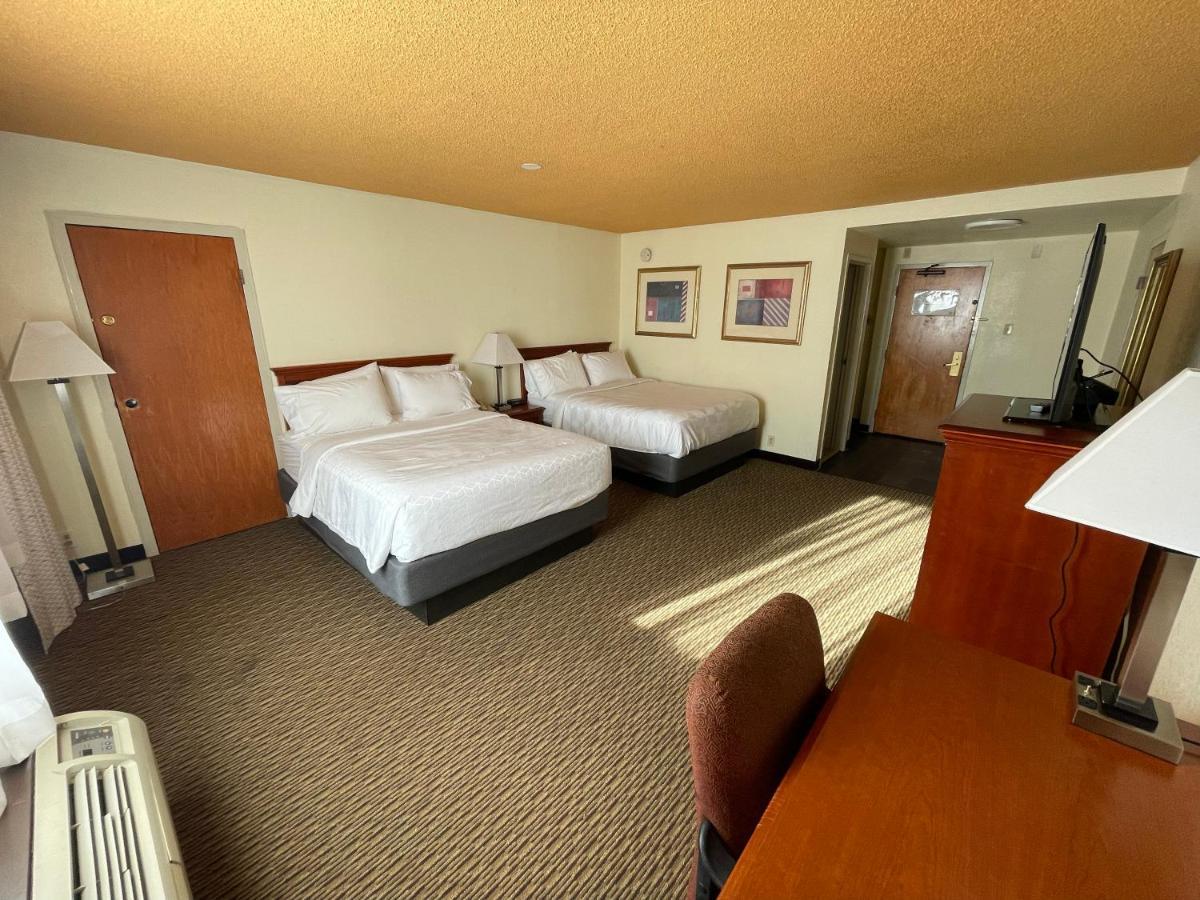 Staying Near McLaughlin Falls: 6 Golf Hotels Compared