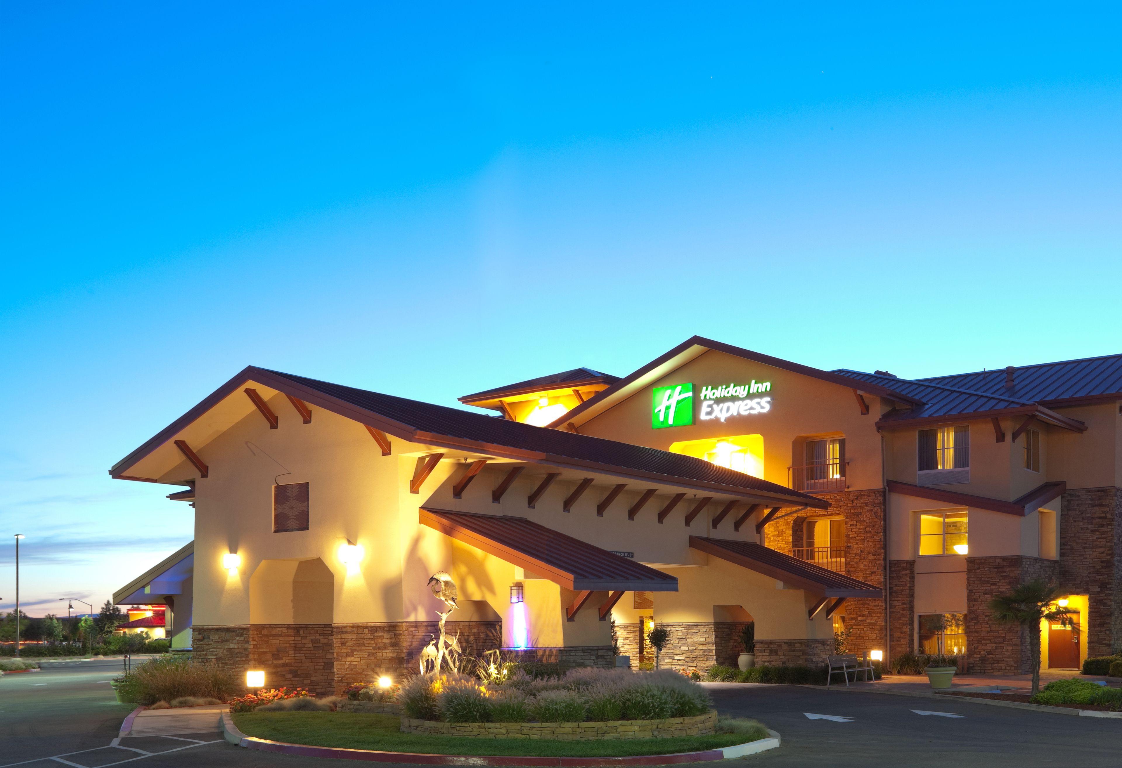 Staying In California & Nevada: 15 Holiday Inn Express Hotels Compared