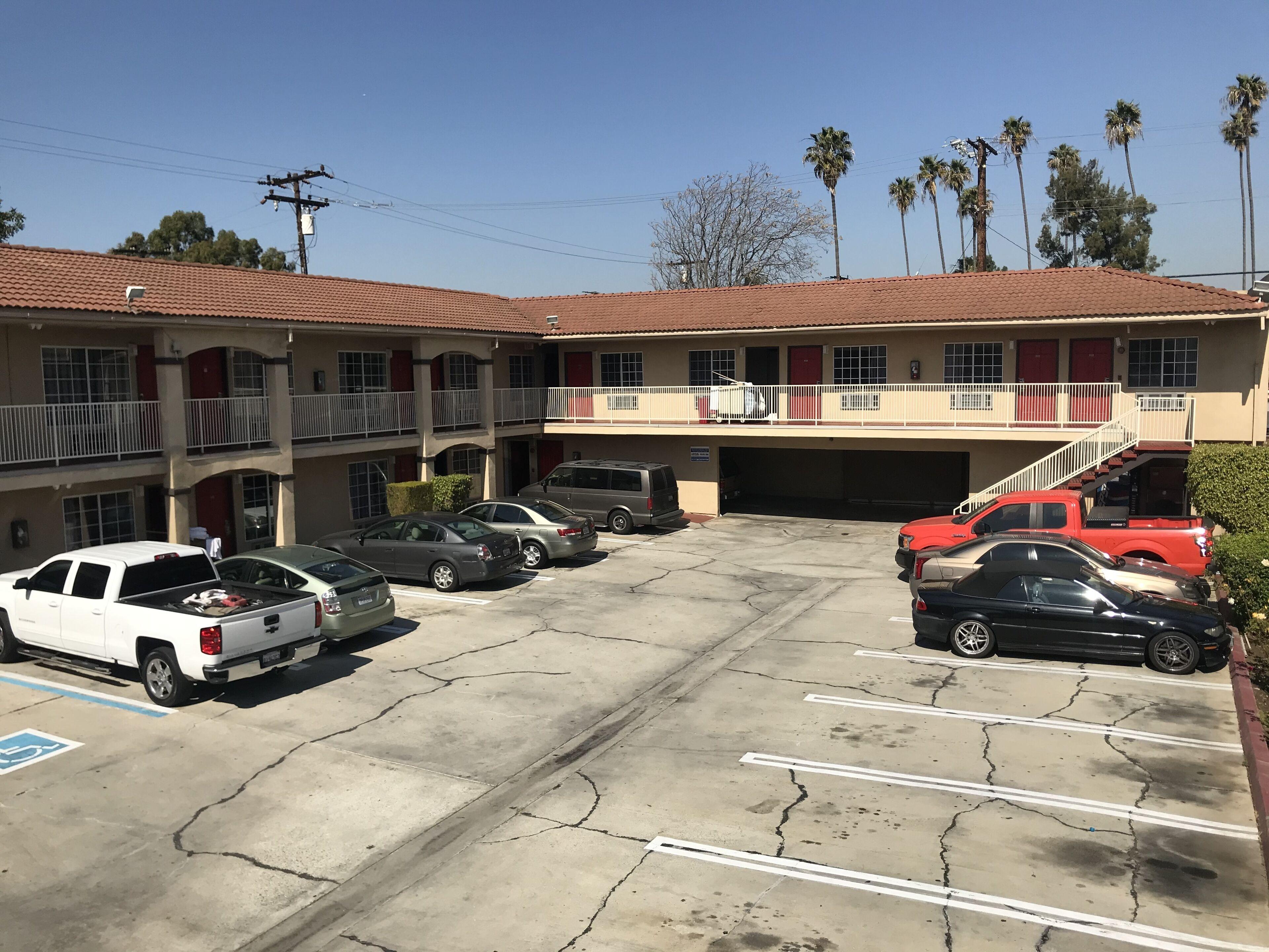 13 Airport-Area Hotels Near Art Mural Worth Booking in LA