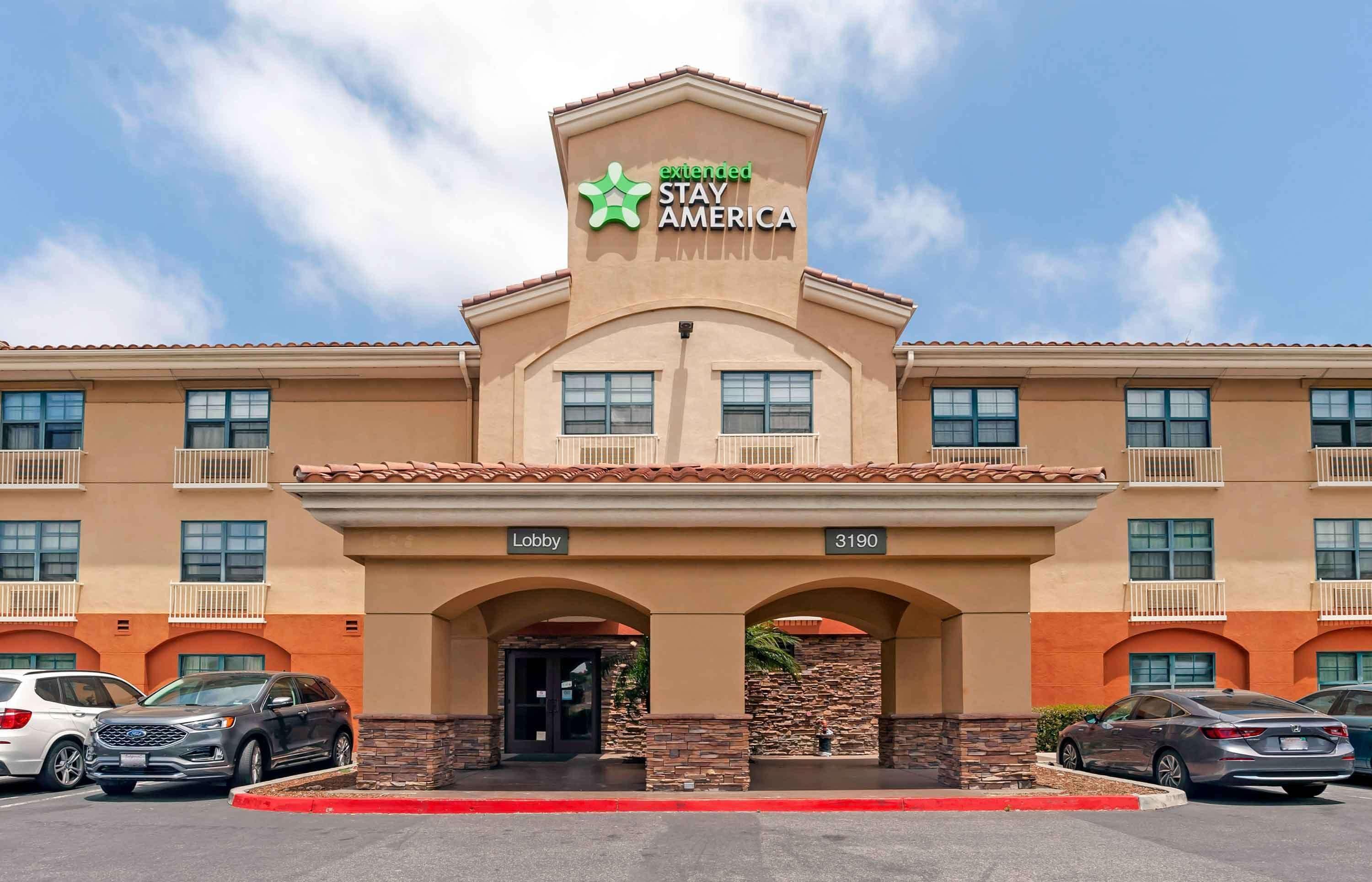 6 Affordable Hotels Close to Museum of Making Music