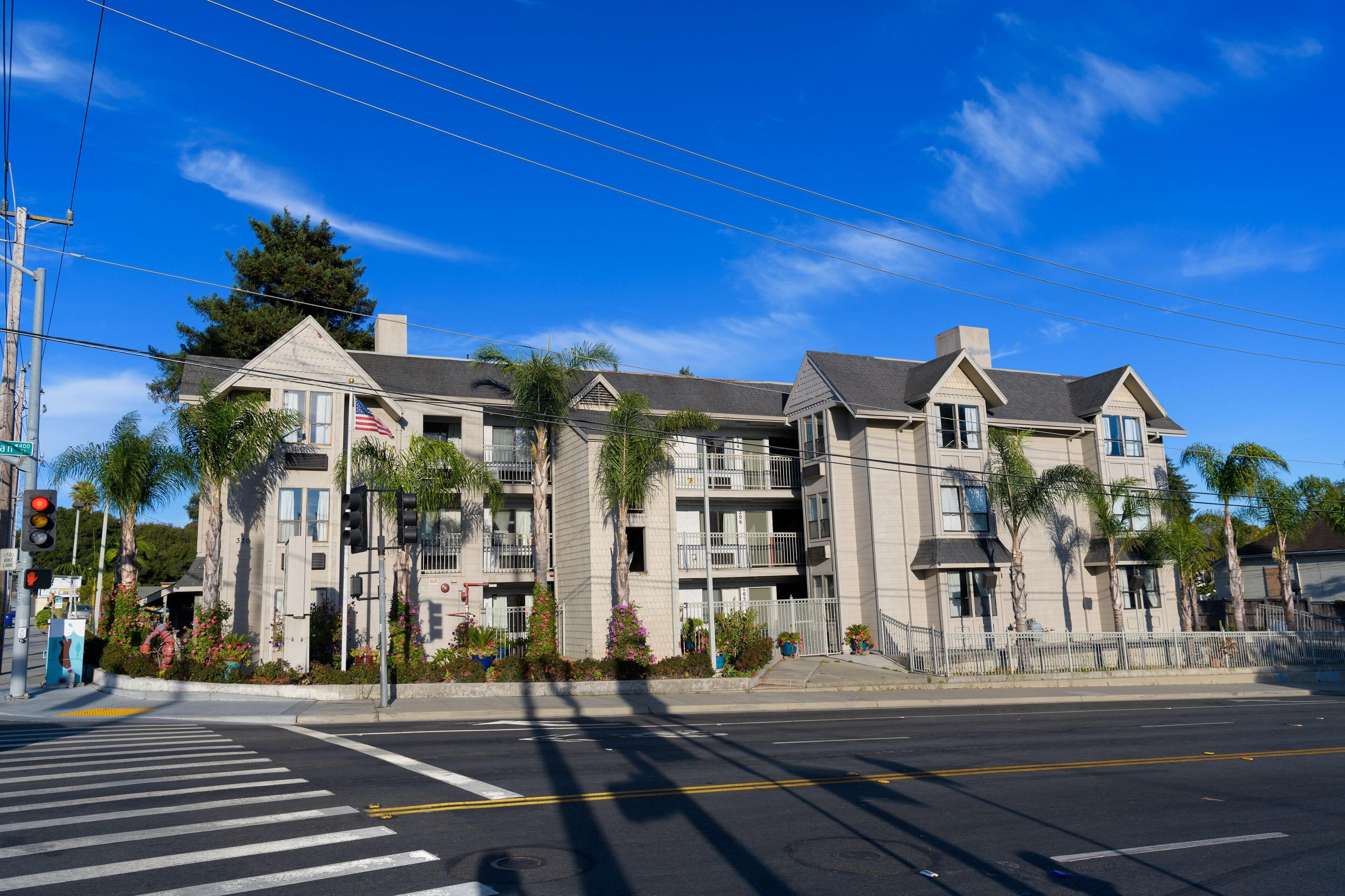 4 Central Hotels Near Lodato Park Worth Booking