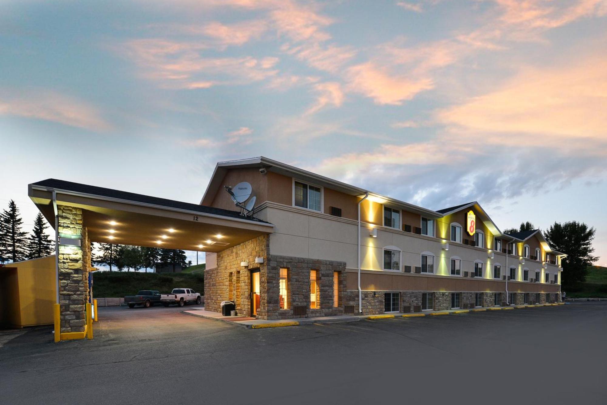 8 Airport Hotels Near Valleyview Falls Mini-Golf Worth Booking