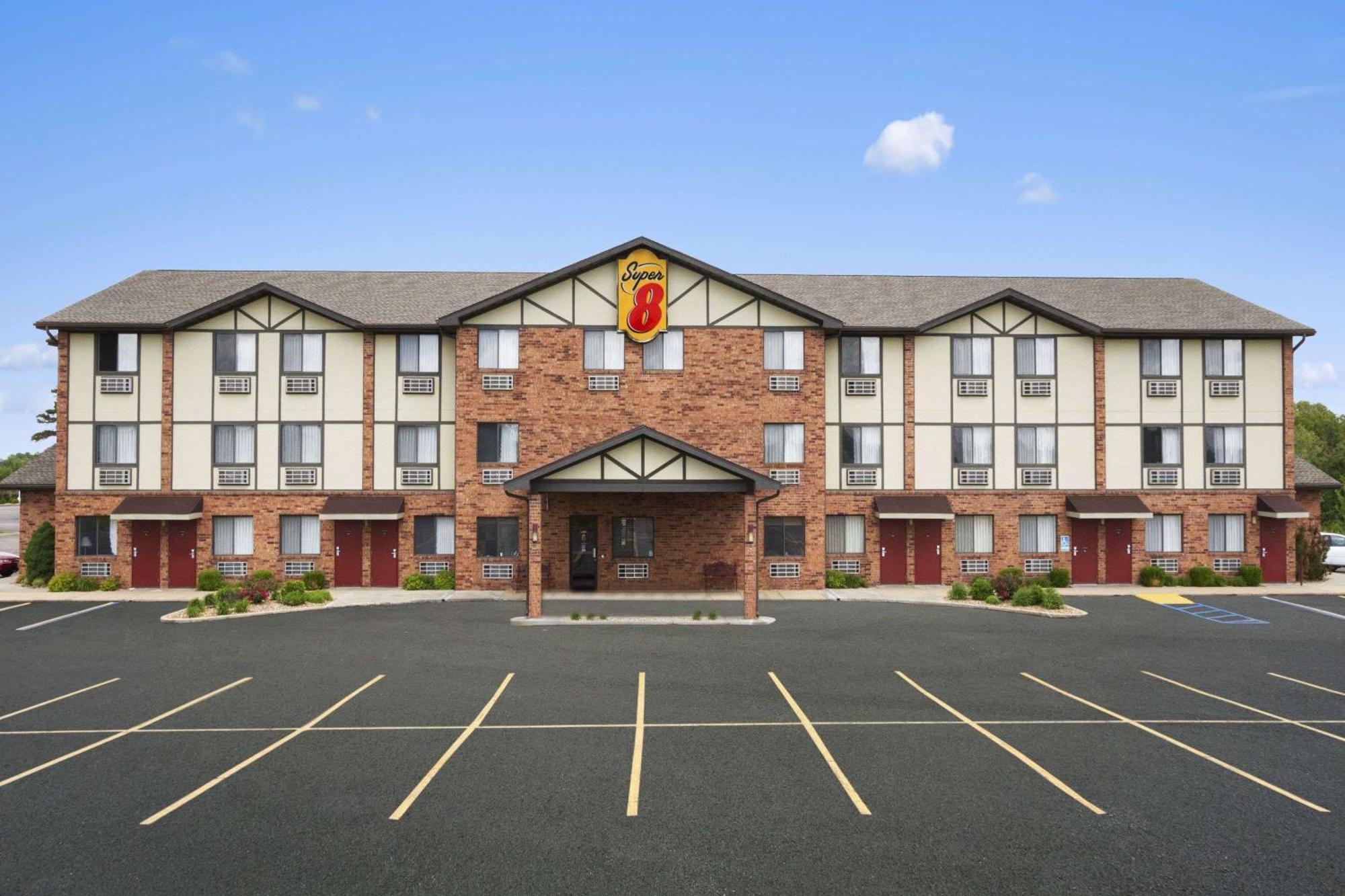 12 Super 8 by Wyndham Hotels in the Ozarks for Every Traveler