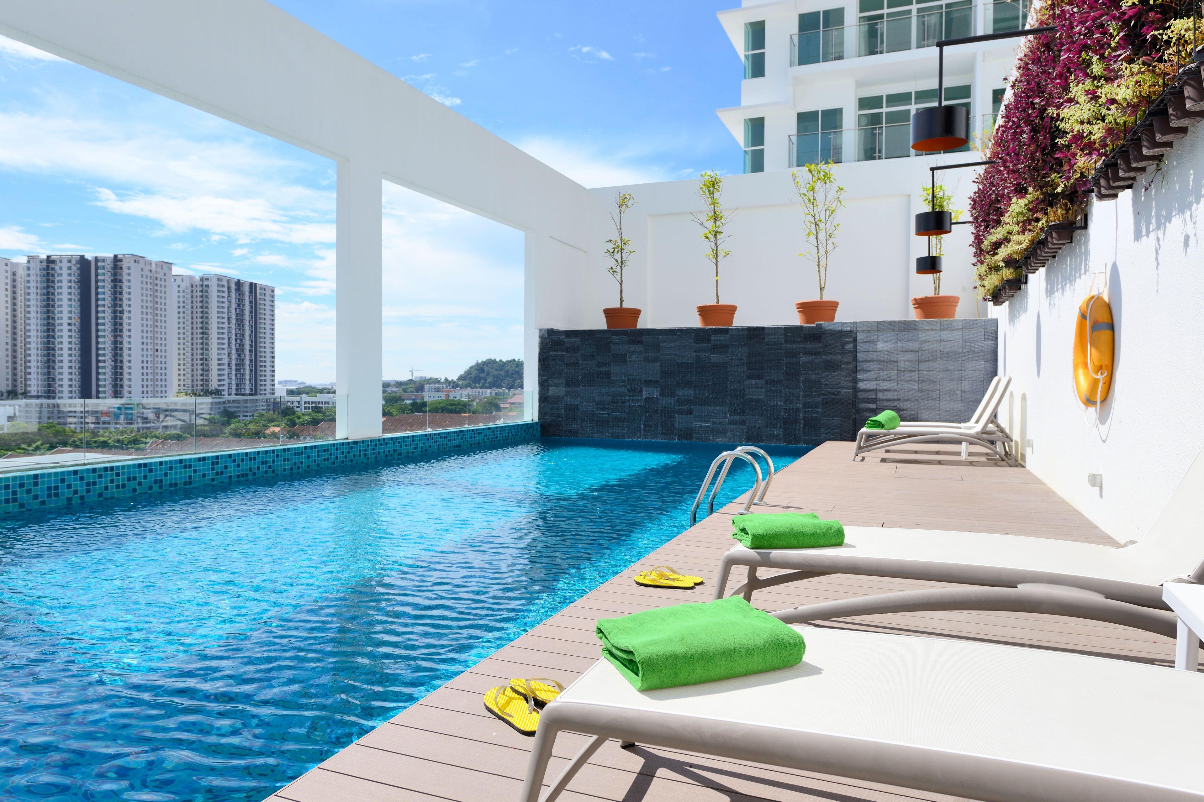 Where to Stay Near Kek Lok Si Temple: 4 Best Business Hotels